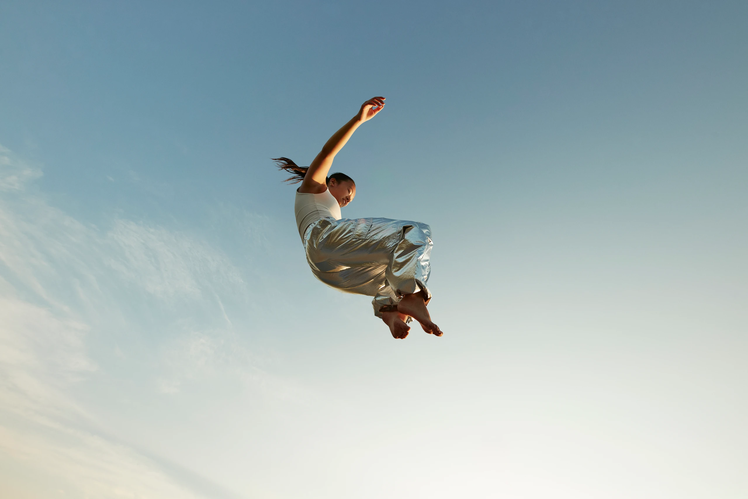 Frau, die in der Luft schwebt
