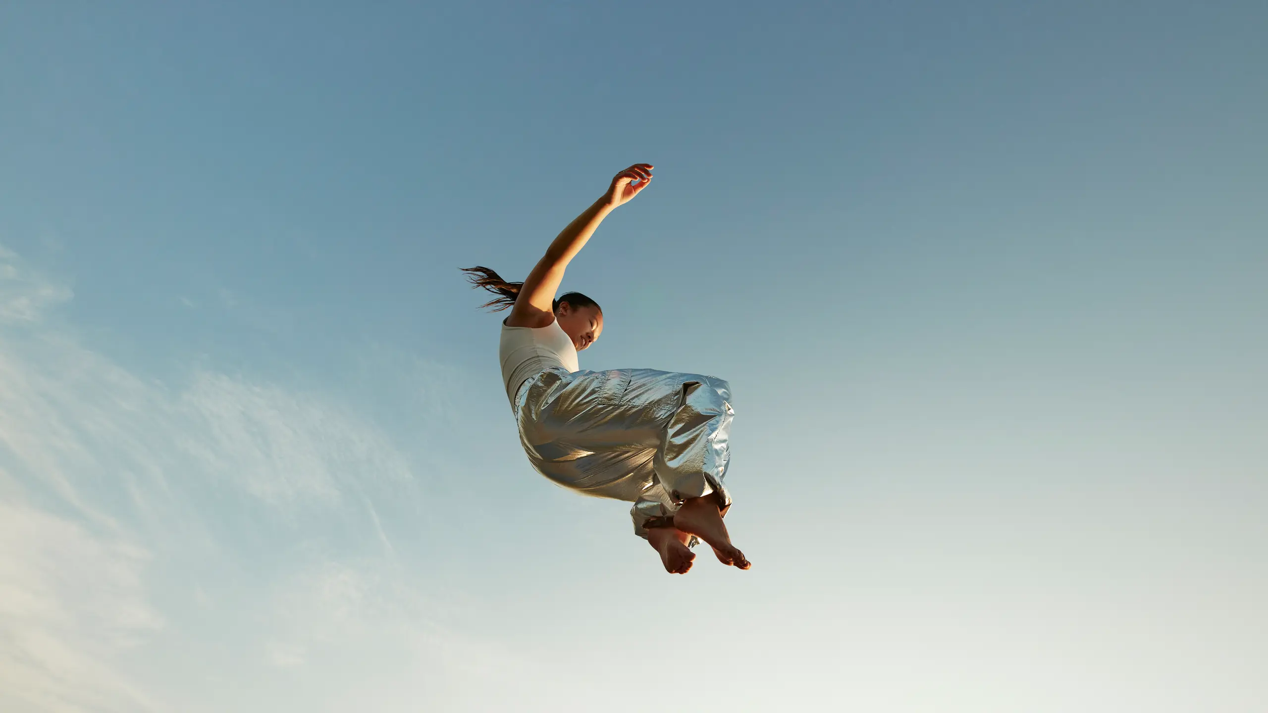Frau, die in der Luft schwebt