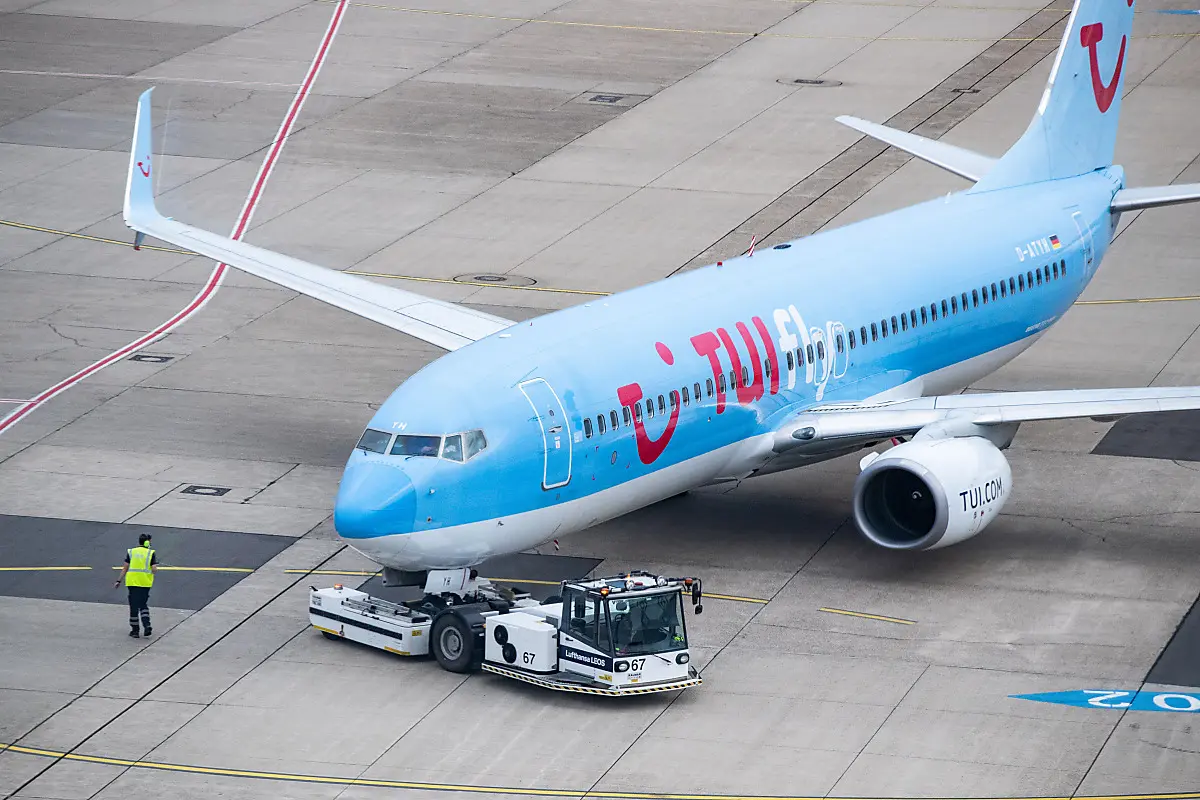 TUI-Ferienflieger auf Flughafen Düsseldorf (Symbolbild)