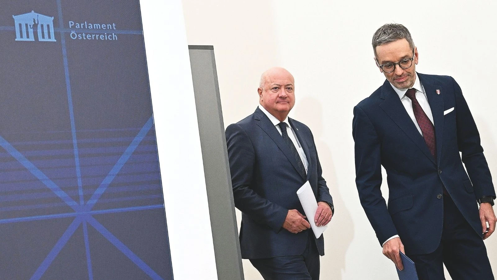 er neue ÖVP-Parteichef Christian Stocker betritt hinter dem möglichen neuen FPÖ-Kanzler Herbert Kickl die Bühne.