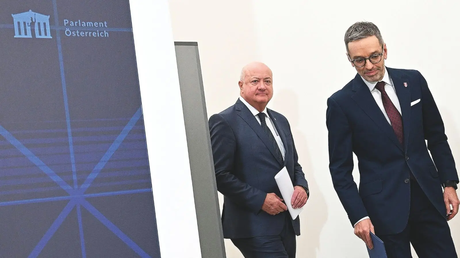 © Helmut Fohringer/APA/PICTUREDESK.COM er neue ÖVP-Parteichef Christian Stocker betritt hinter dem möglichen neuen FPÖ-Kanzler Herbert Kickl die Bühne.