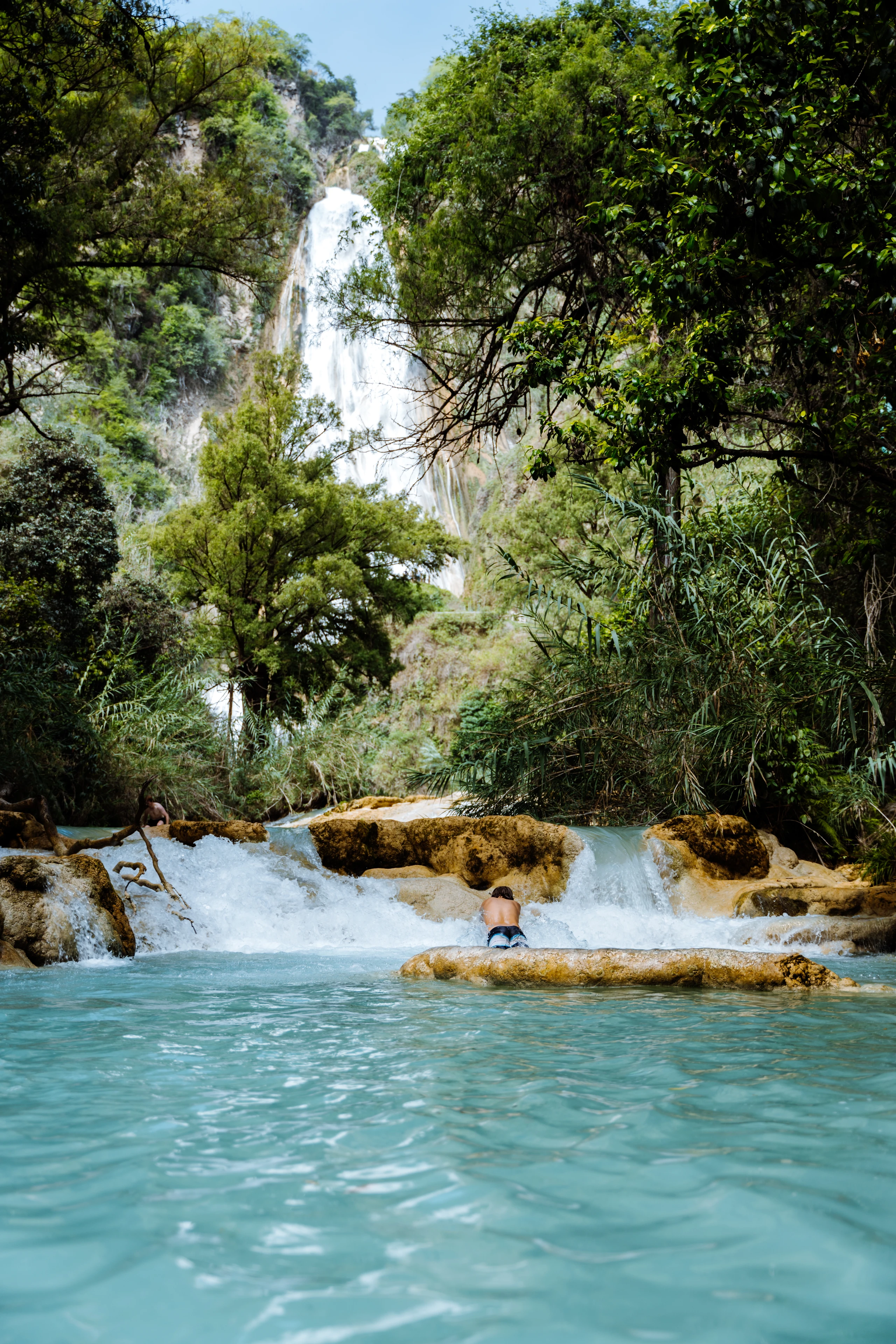 © Leander Nardin/Life on the Road/Gestalten 2025 Blurred image background