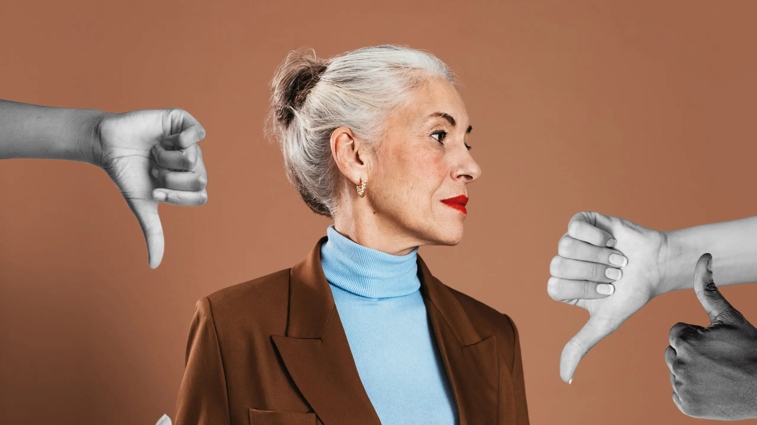 Frau, die seitlich schaut – mit Daumen nach oben und unten im Vordergrund