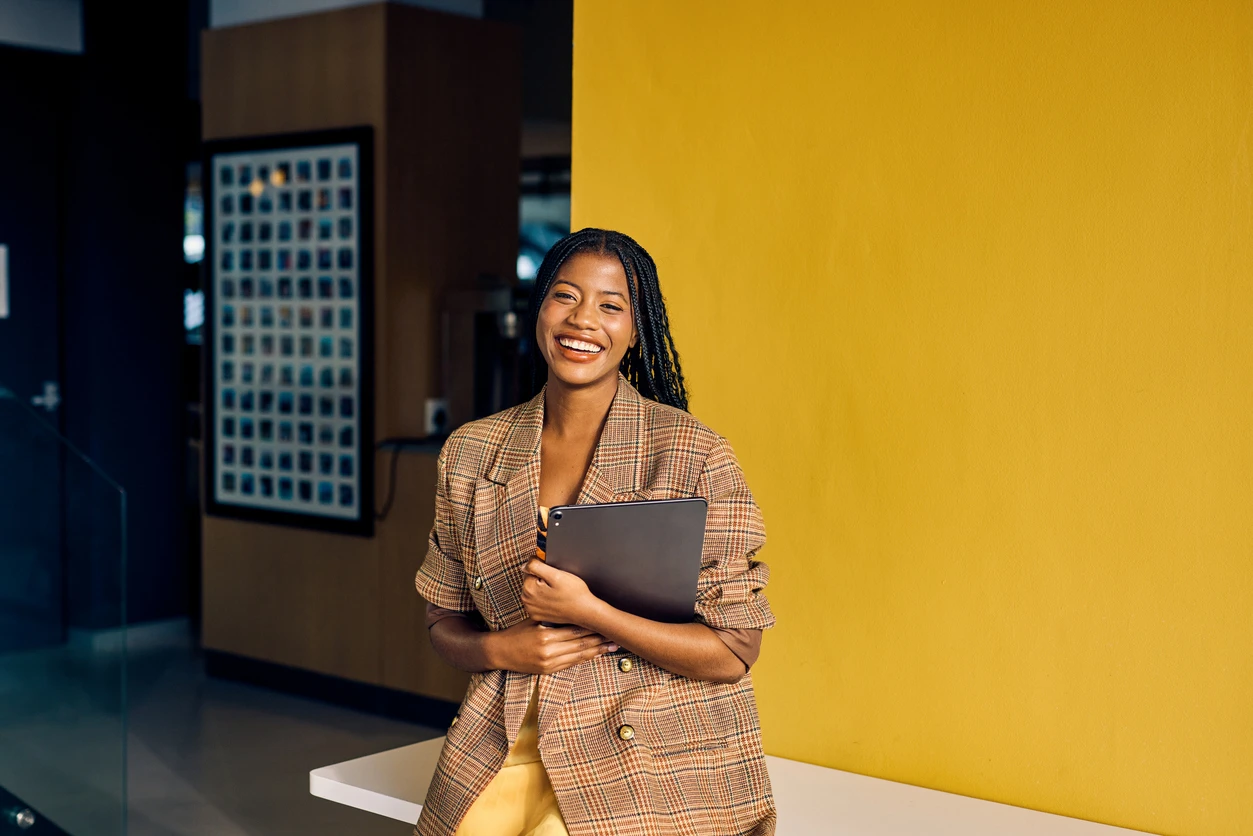 Frau im Business-Look mit Laptop