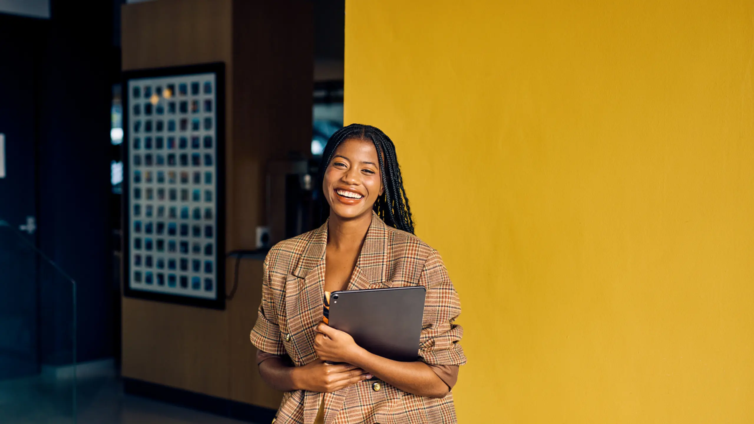 Frau im Business-Look mit Laptop