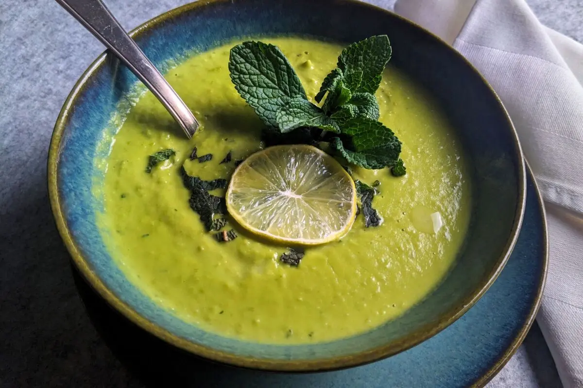 In diese pürierte Erbsensuppe kommen als reizvoller Kontrast frische Minze und Kokosmilch