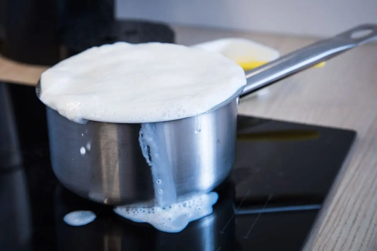 Fazit: Der Lifehack funktioniert nicht. Die Milch kocht trotz Butterrand über