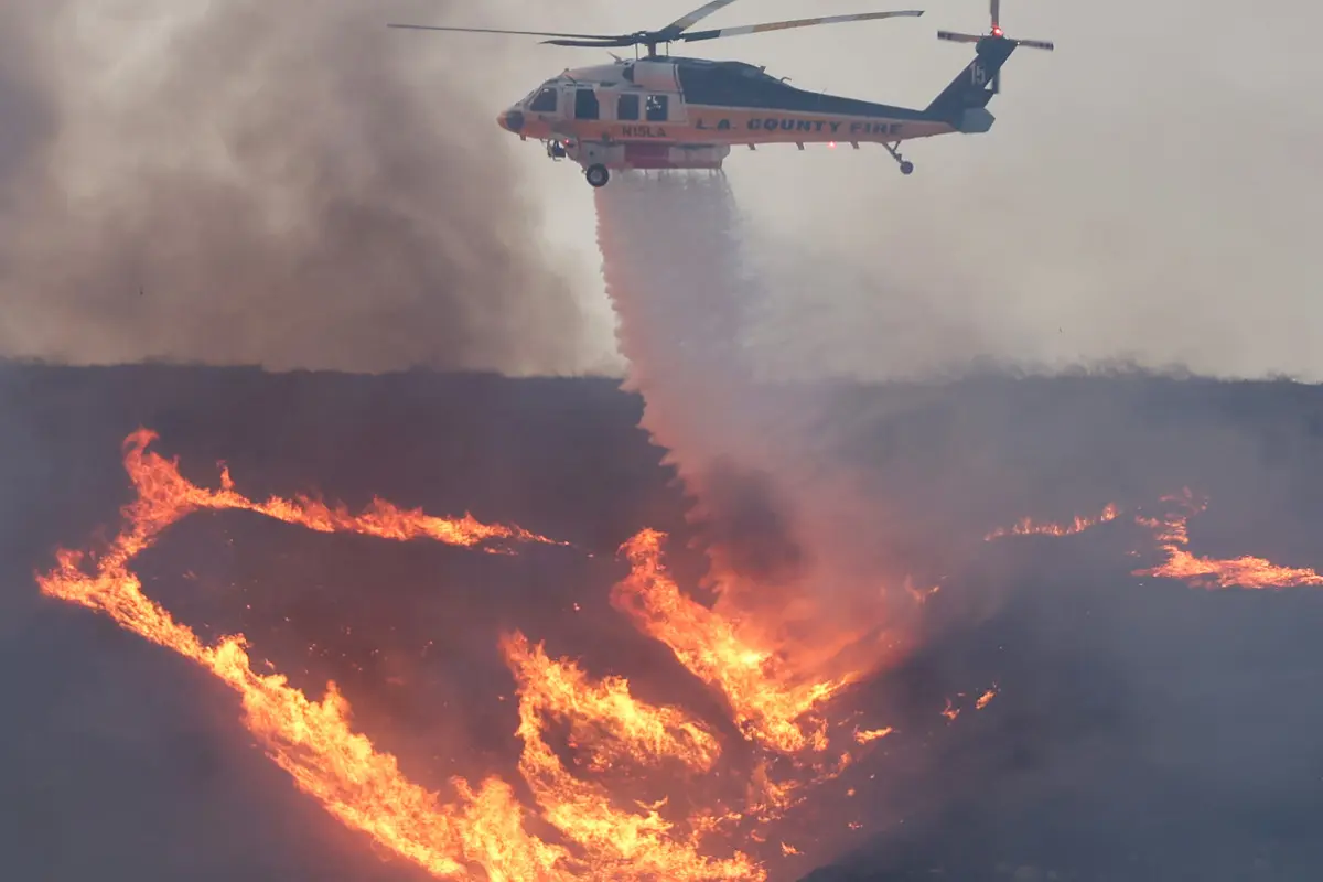 Hubschrauber beim Hughes-Feuer im Löscheinsatz