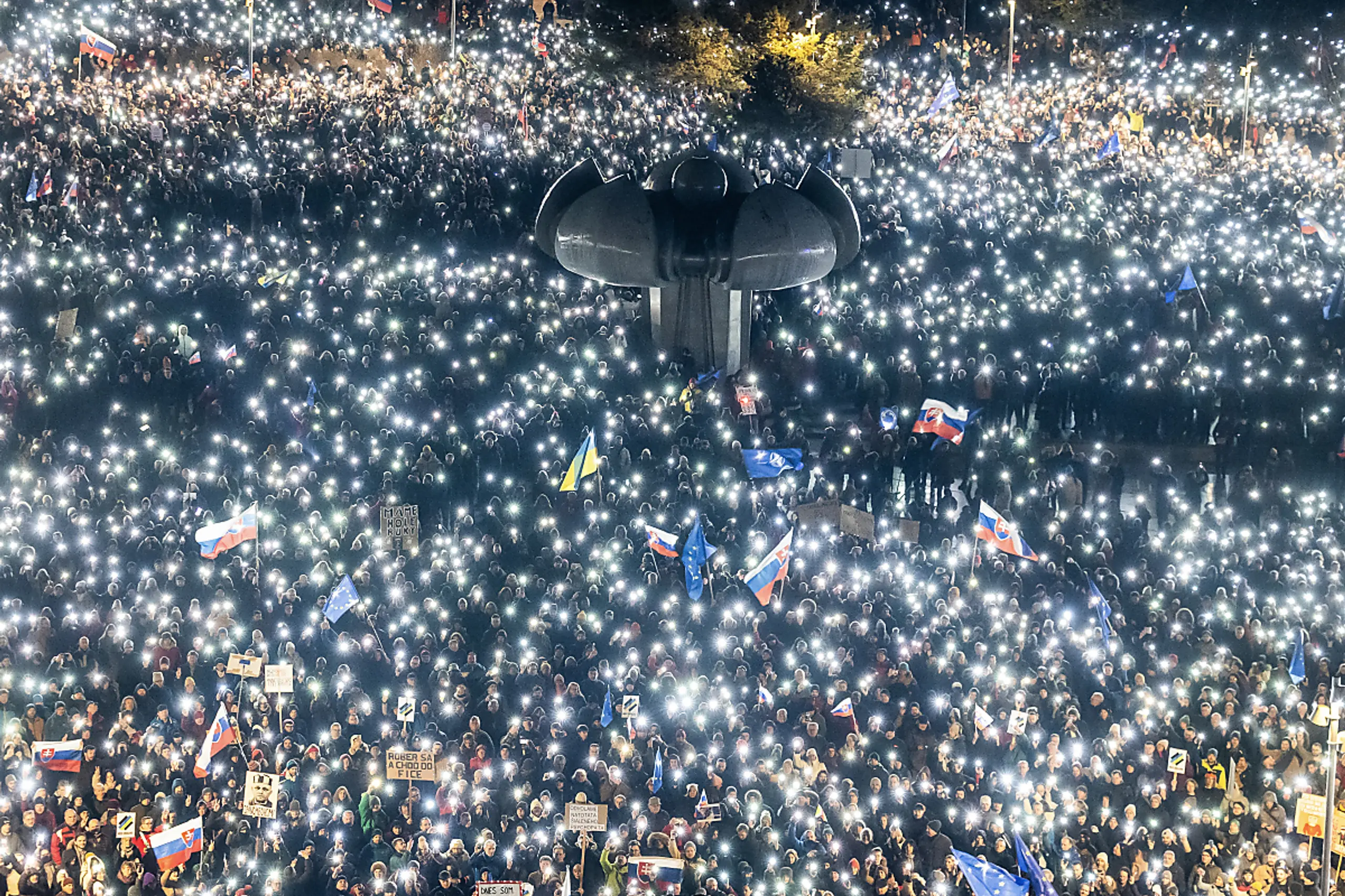 Lichtermeer bei Anti-Regierugns-Demo in Bratislava