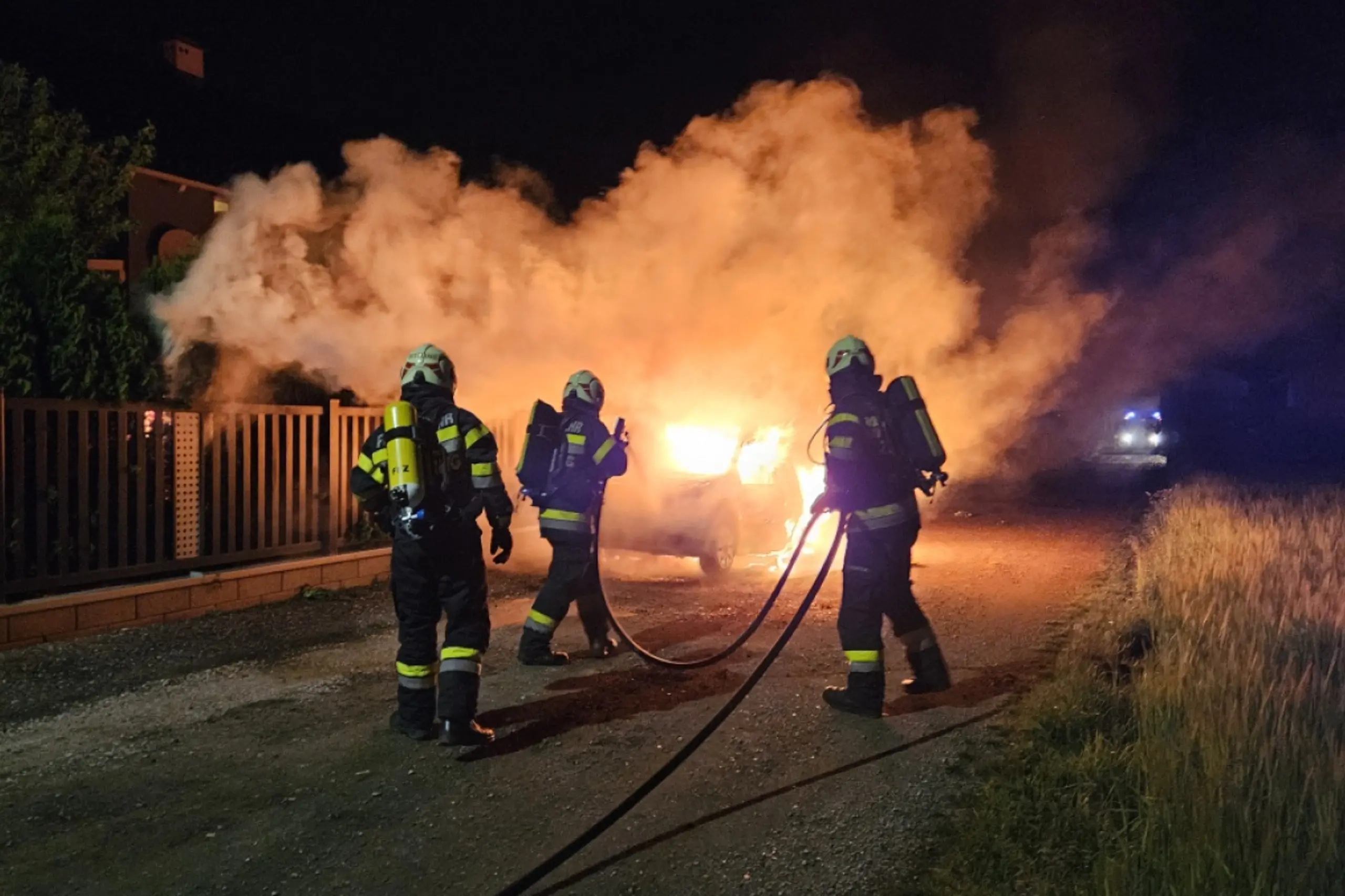 Ein Auto der Zeugen Jehovas ging wegen einer Bombe in Flammen auf