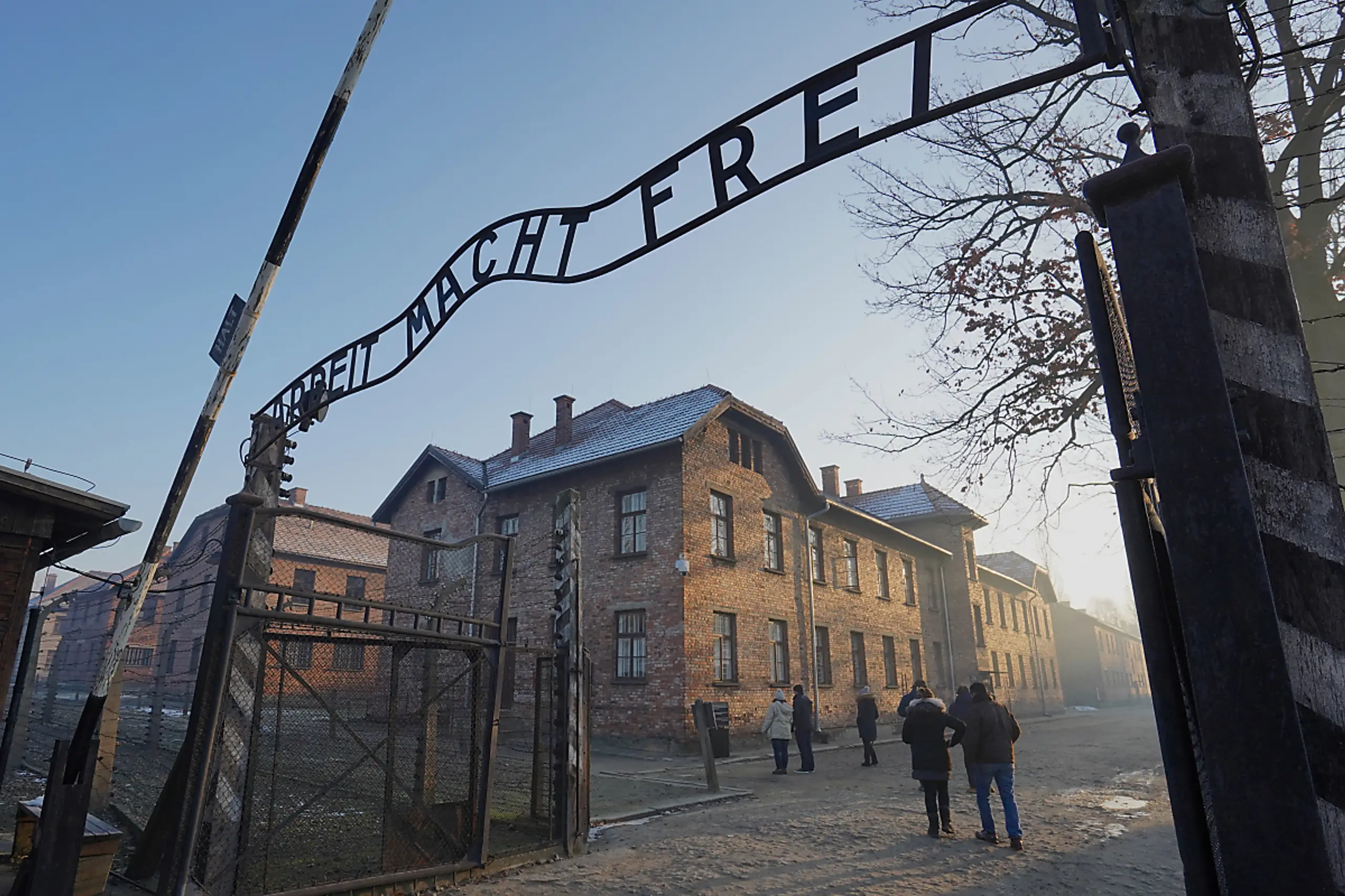 Haupttor zum ehemaligen KZ-Auschwitz-Birkenau