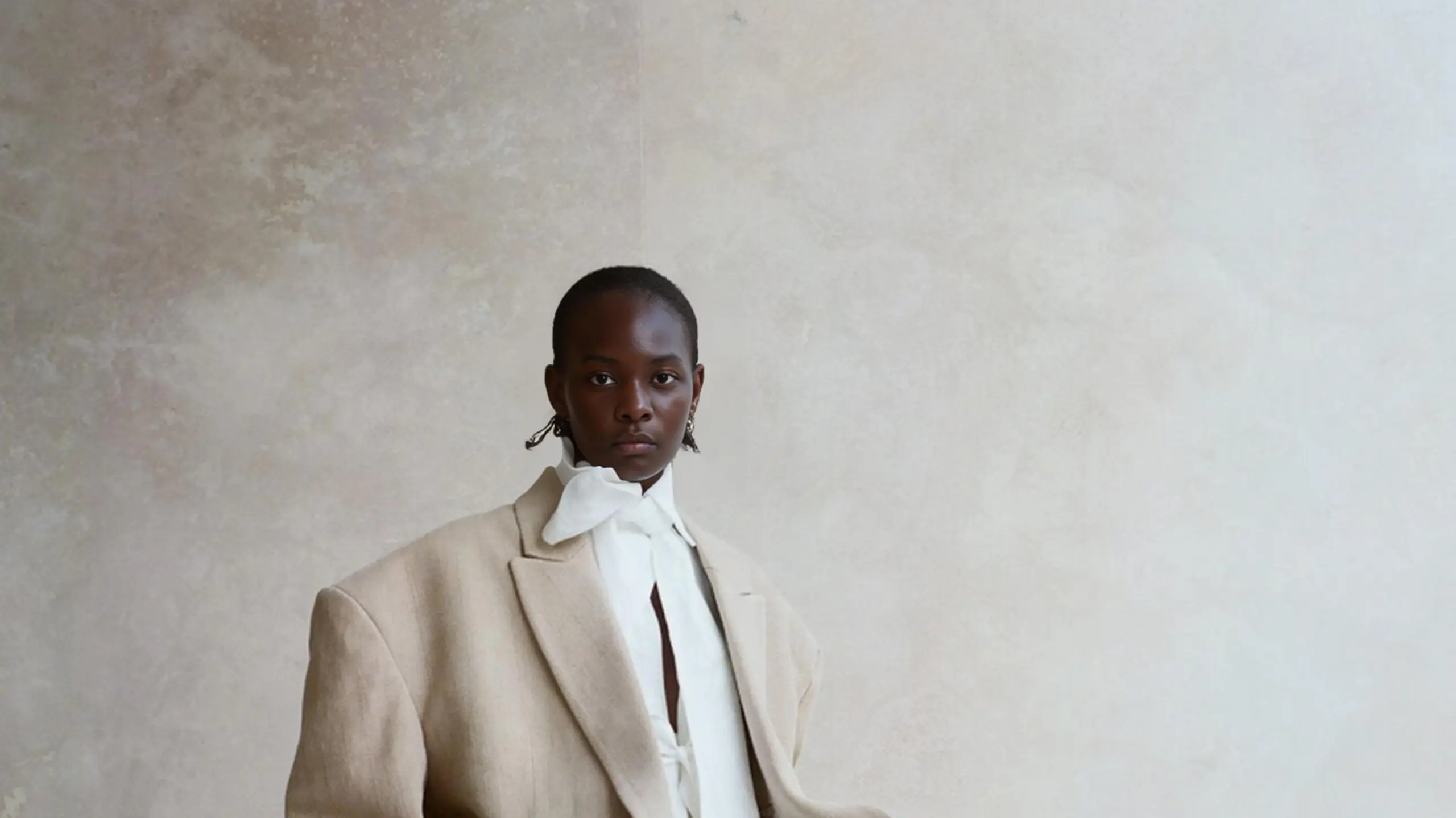 Frau sitzend, Highfashion