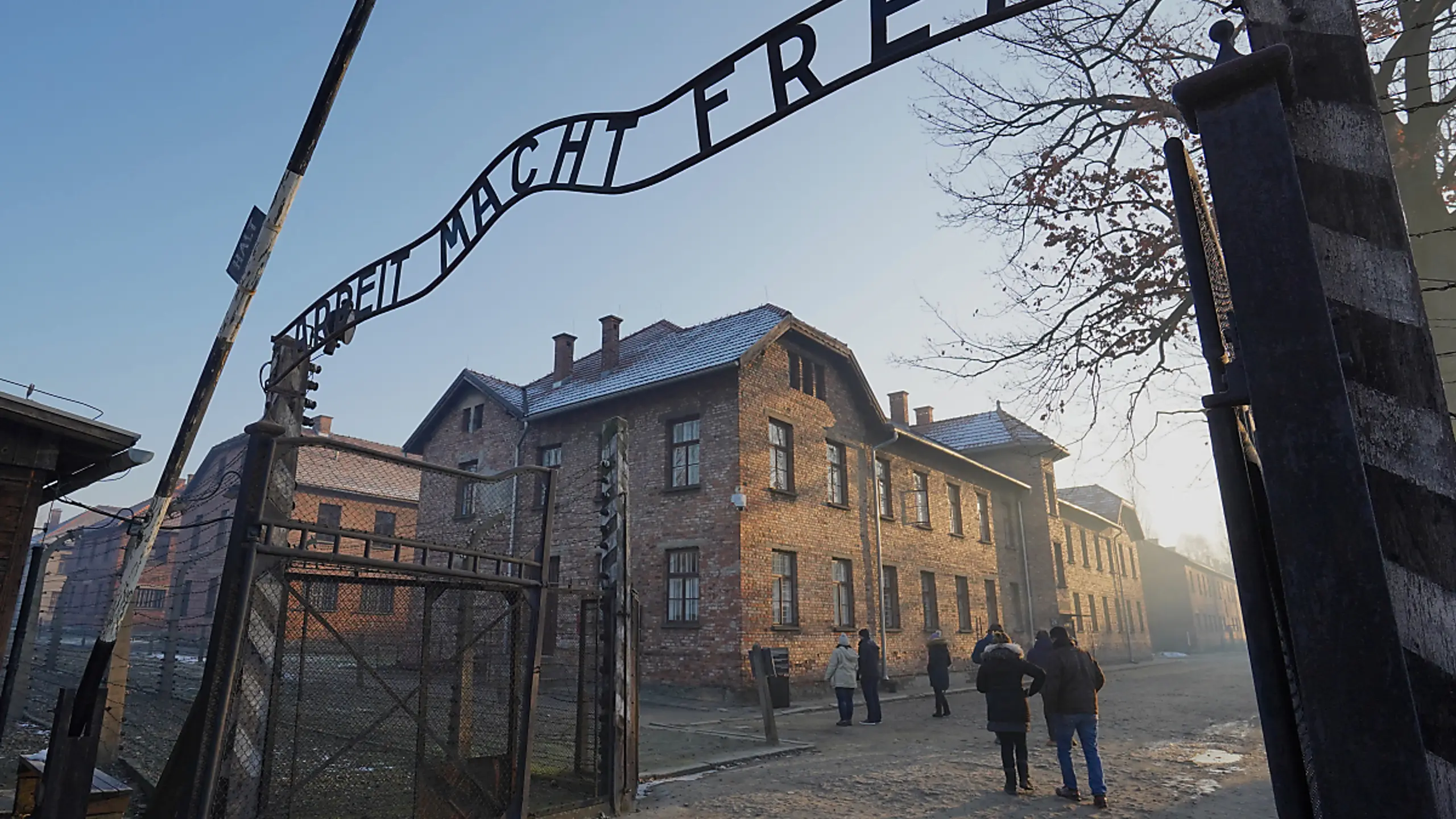 Haupttor zum ehemaligen KZ-Auschwitz-Birkenau