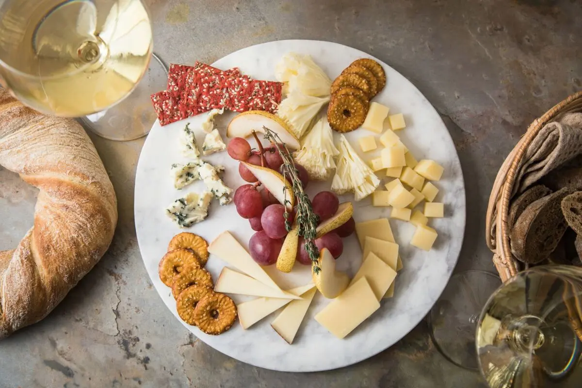 Damit Käse sein volles Aroma entfalten kann, sollte man ihn bei Zimmertemperatur essen