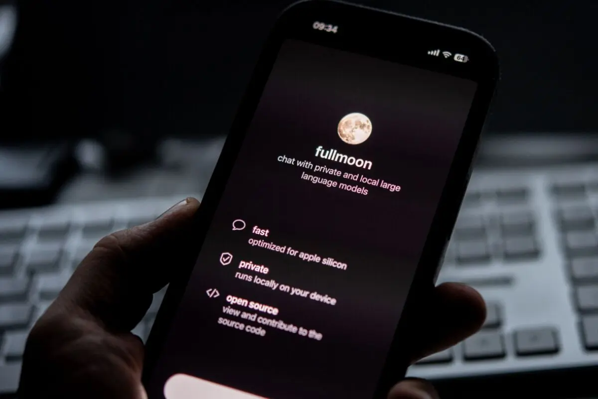 Fullmoon kann alles, was andere KI-Chatbots auch können - ohne Internet