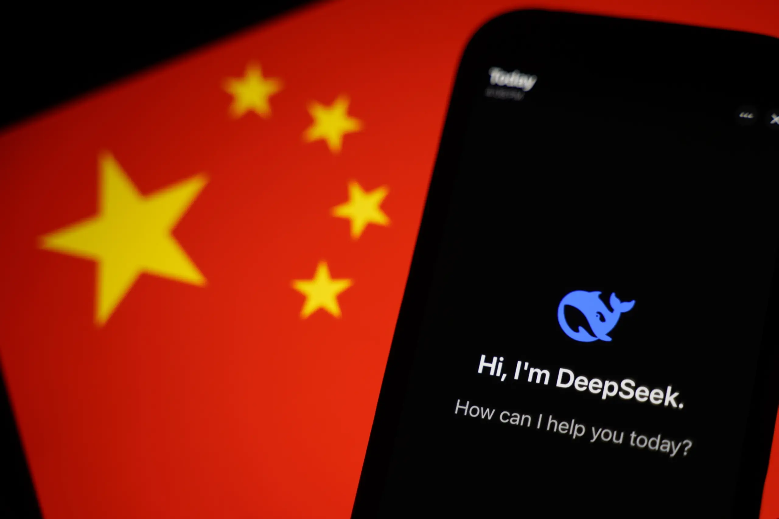 Smartphone mit DeepSeek-App vor chinesischer Flagge