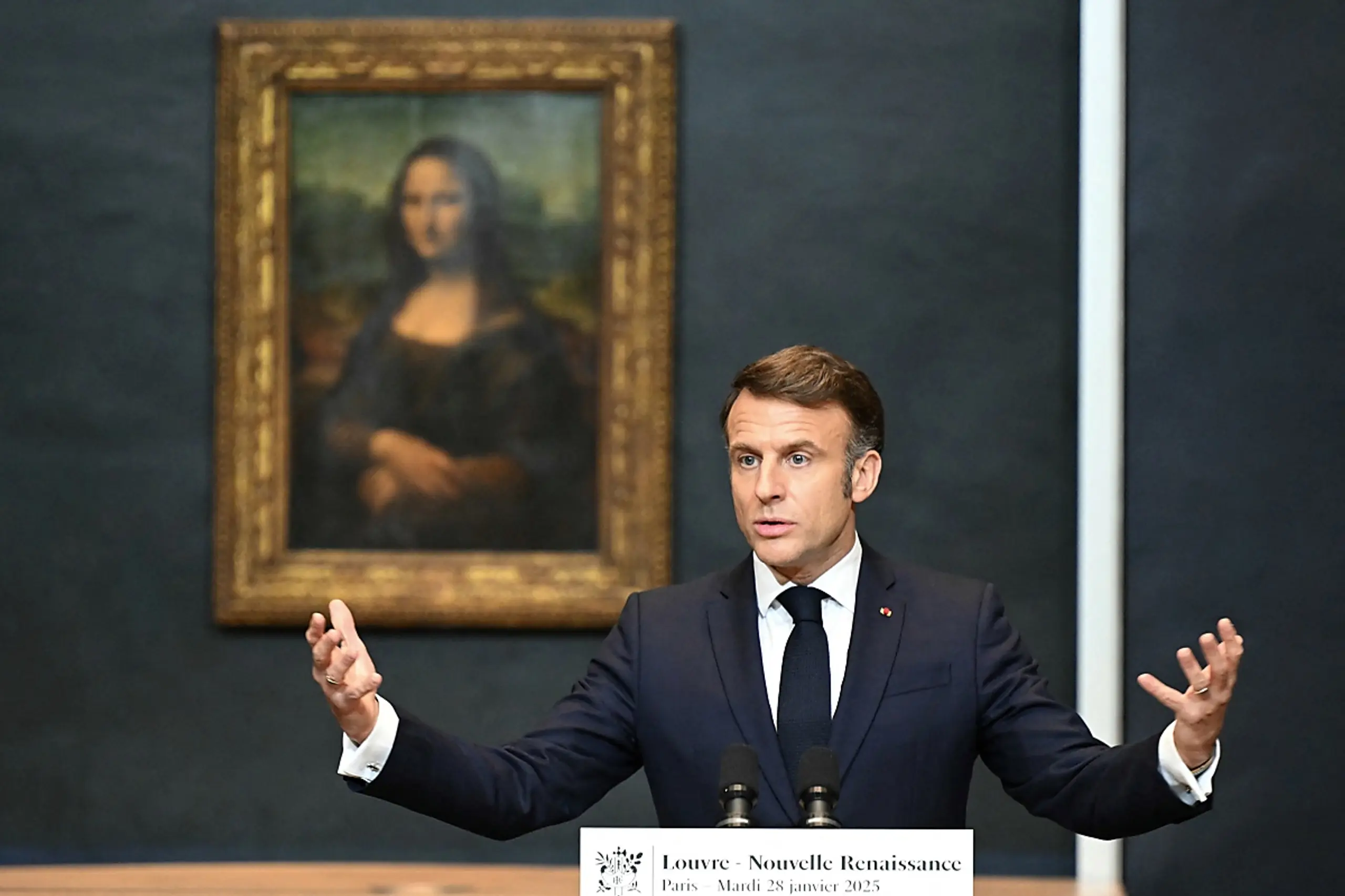 Der französische Präsident Macron vor der "Mona Lisa"