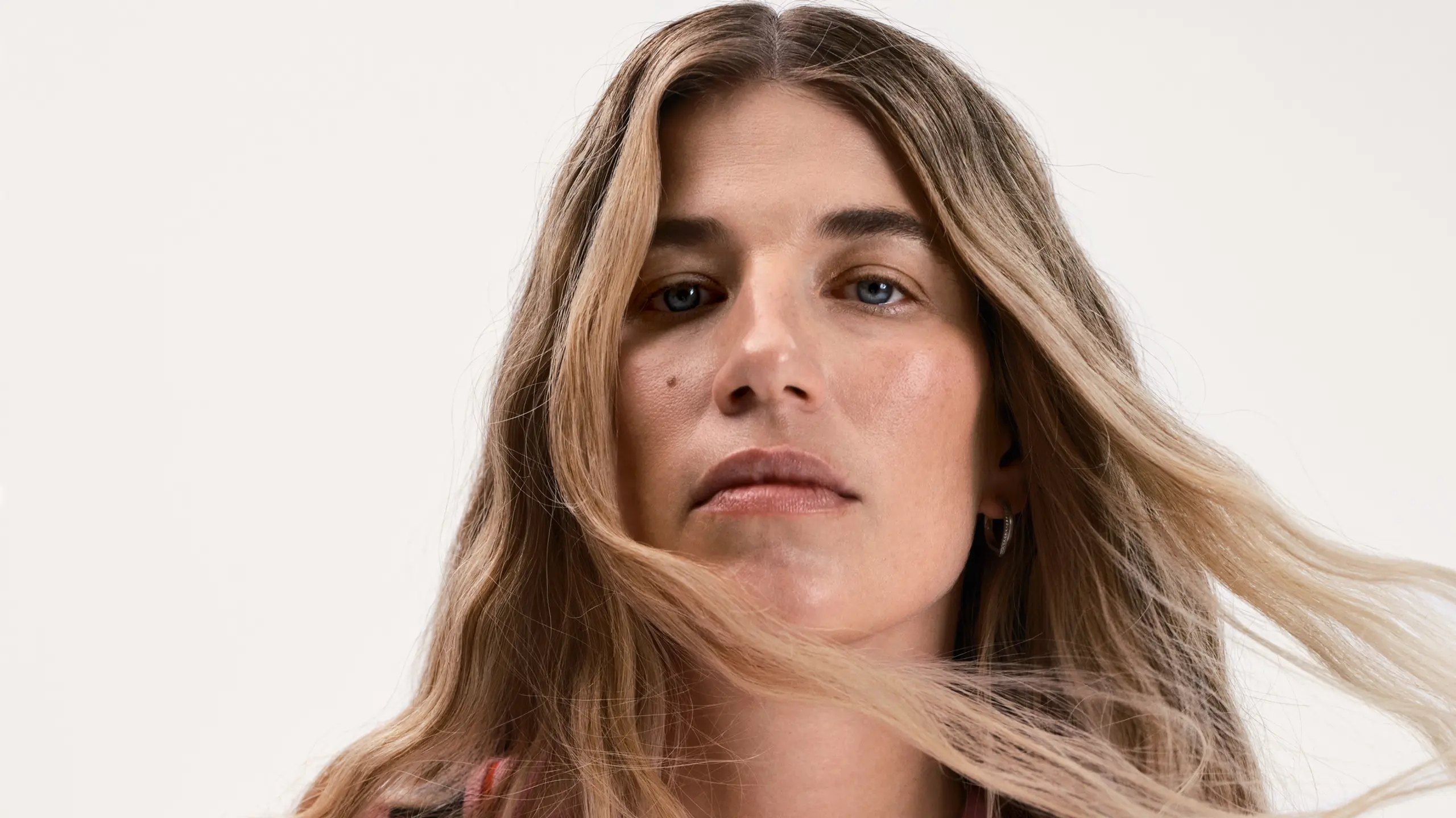 Frau Veronika Heilbrunner im rosaroten Look.