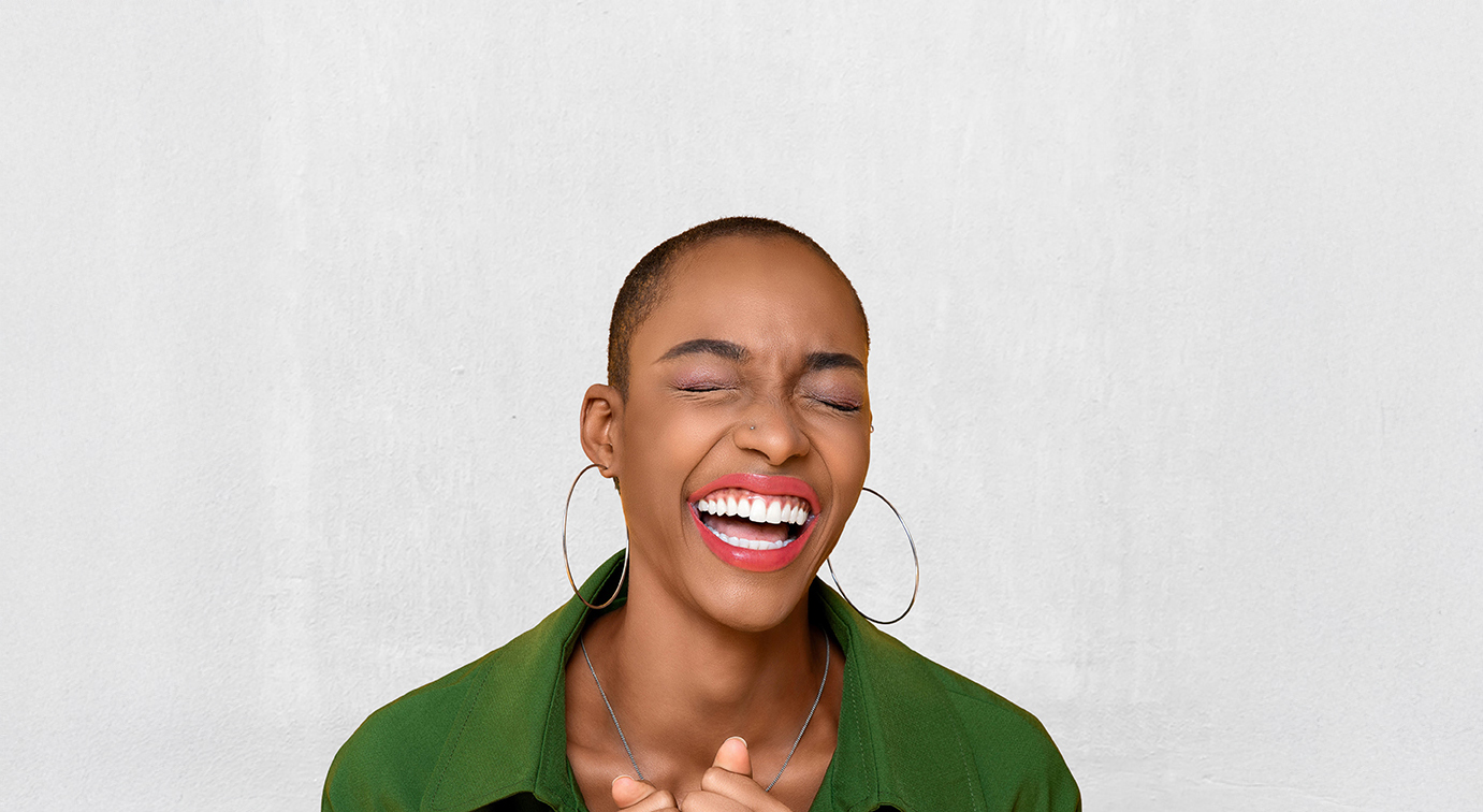 Frau mit Lippenstift, die lacht