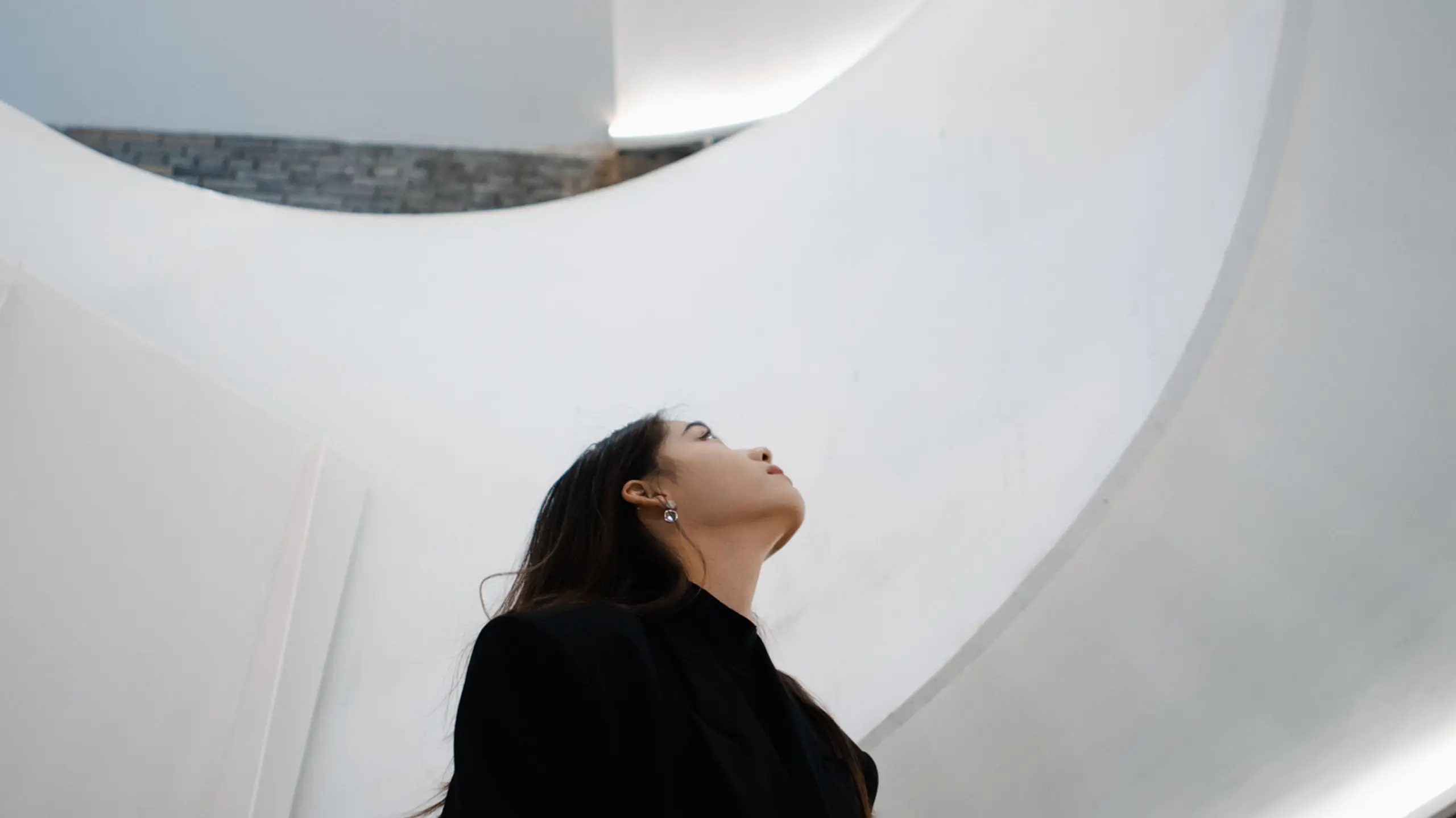 Frau, die nach oben blickt