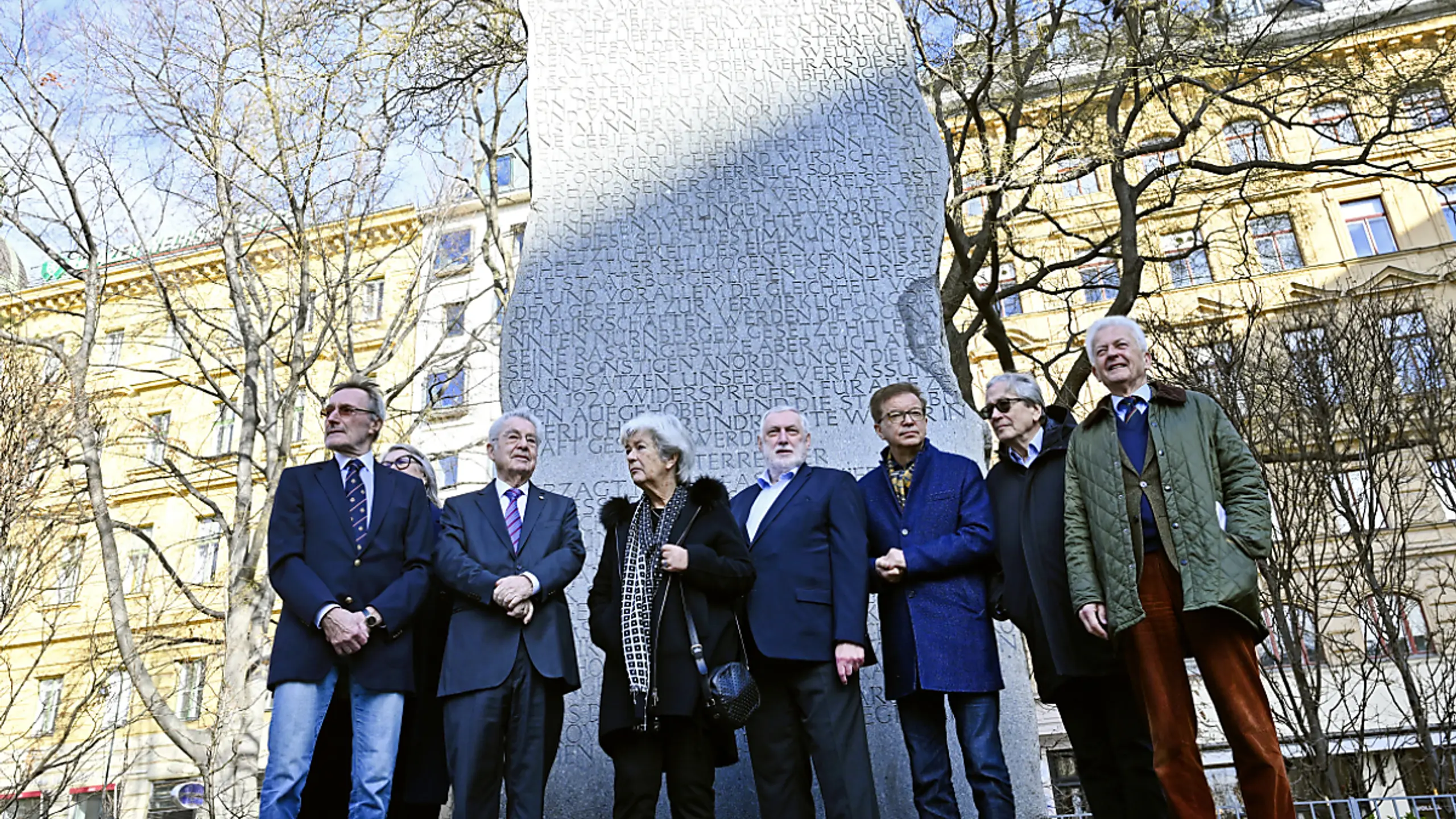 Altpolitiker vor dem Mahnmal gegen Krieg und Faschismus