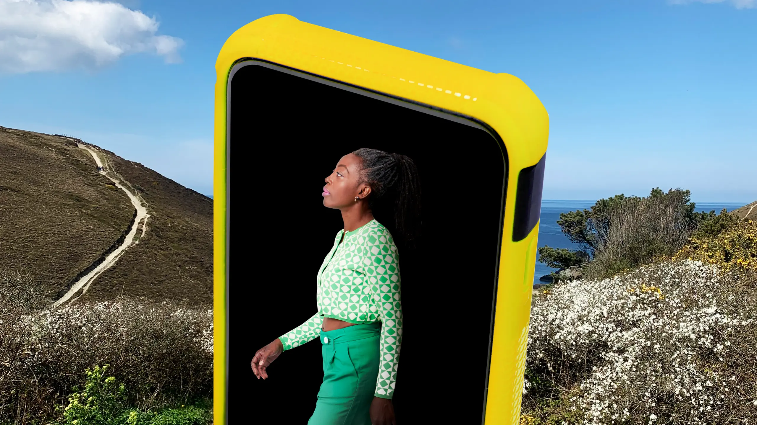 Frau geht aus großem Smartphone