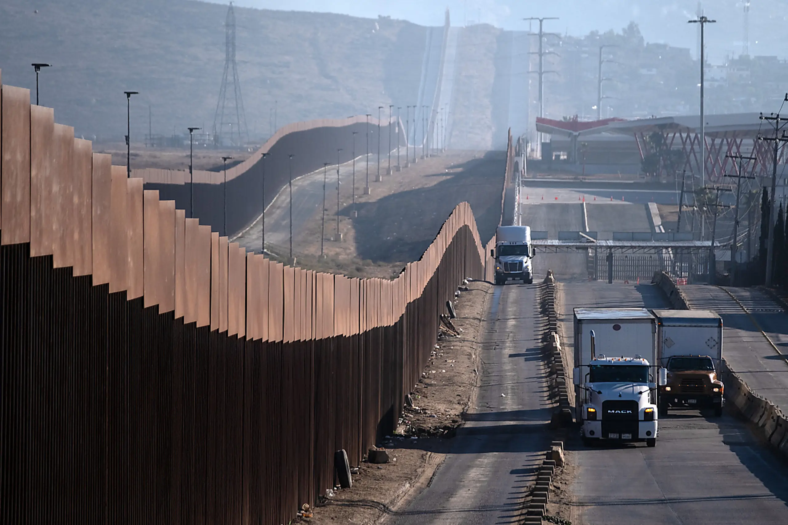 Lastwägen an der Grenze zwischen den USA und Mexiko