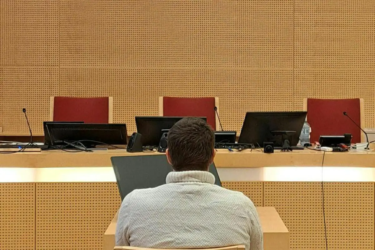 Der Angeklagte vor Prozessbeginn