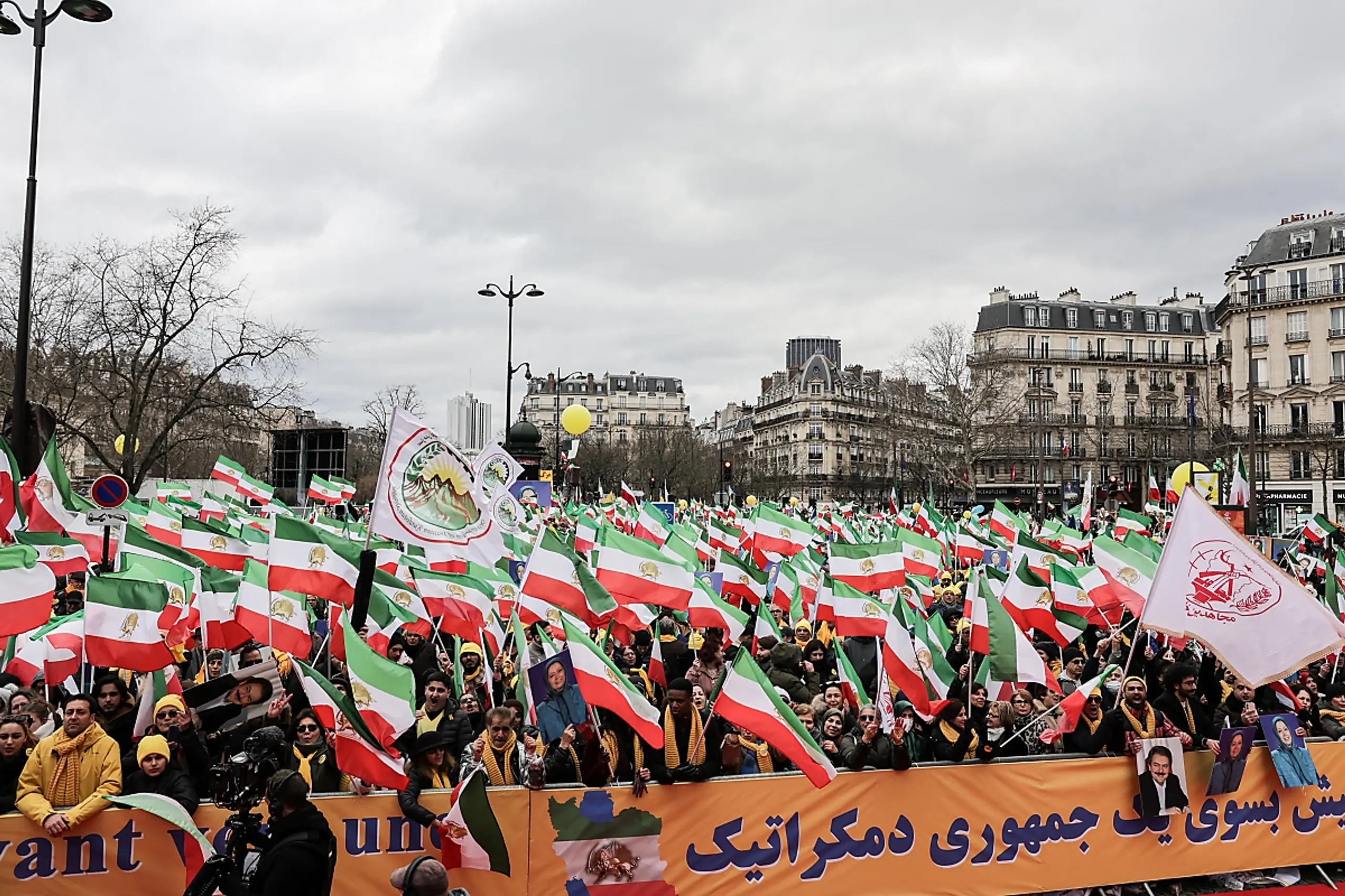 Meer an Flaggen des früheren Schah-Reiches  in Paris