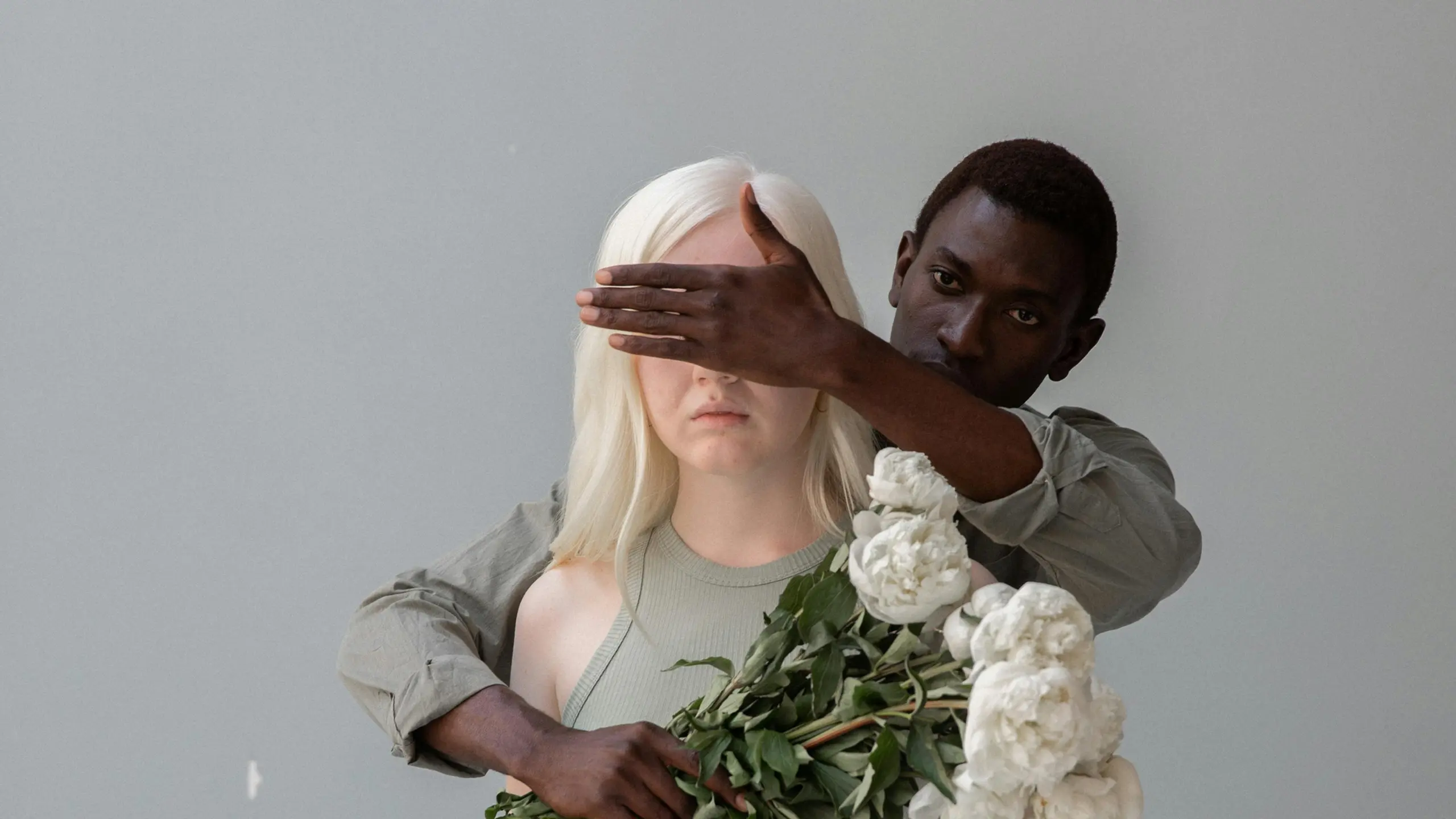 Mann verdeckt Frau die Augen