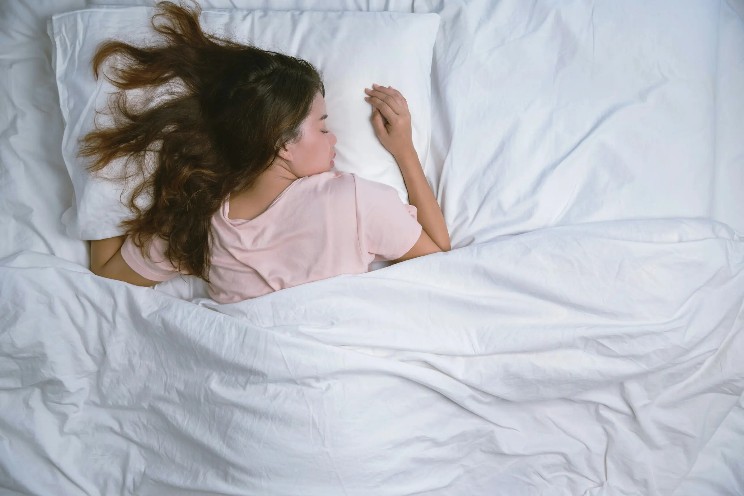 Schlafende Frau im Bett