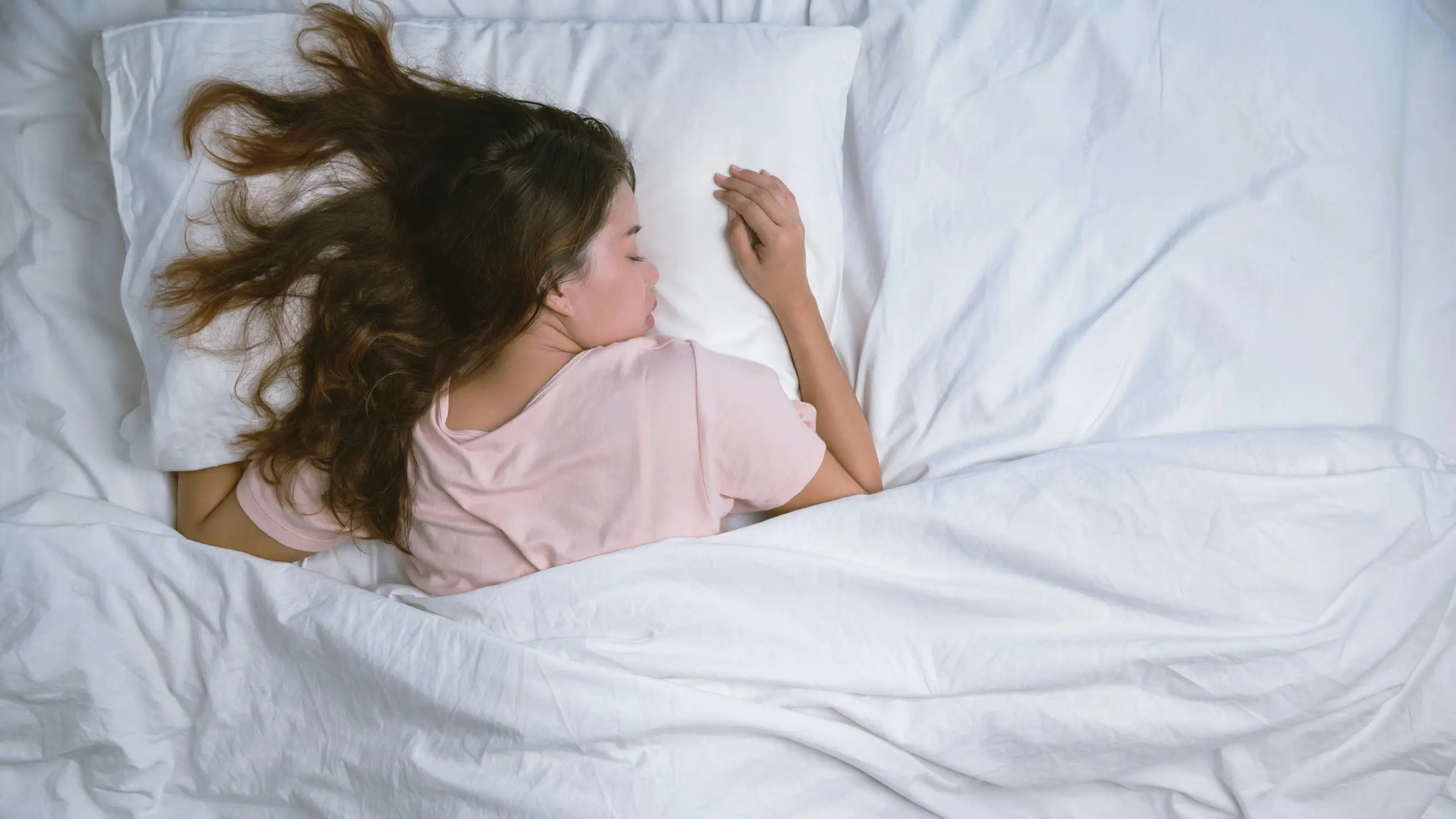 Schlafende Frau im Bett