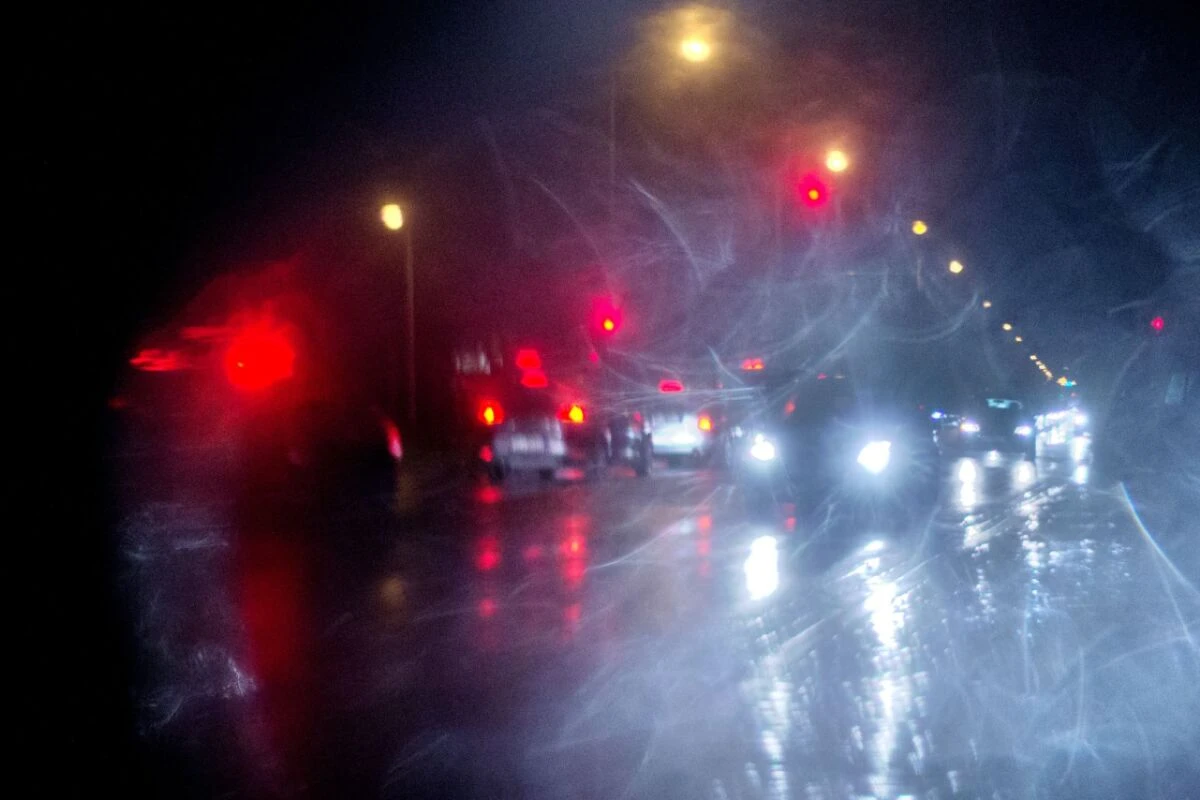 Blendungen im Straßenverkehr: Auch sie erschweren das Sehen im Dunklen