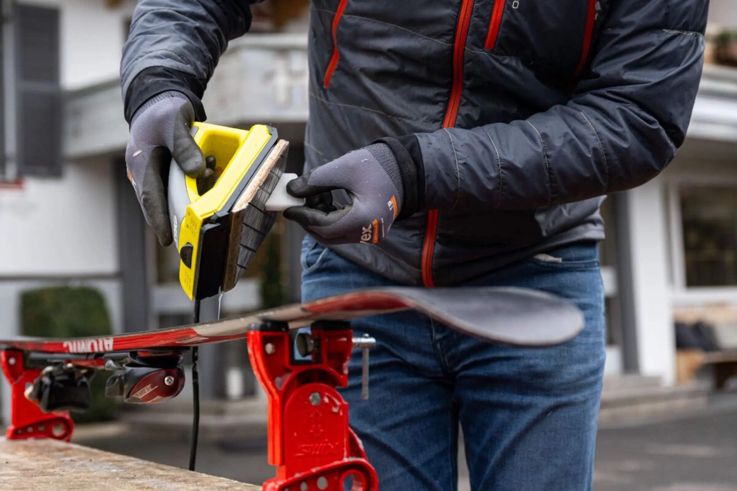 Für mehr Grip und Sicherheit sollten Ski heiß gewachst und die Kanten geschärft werden