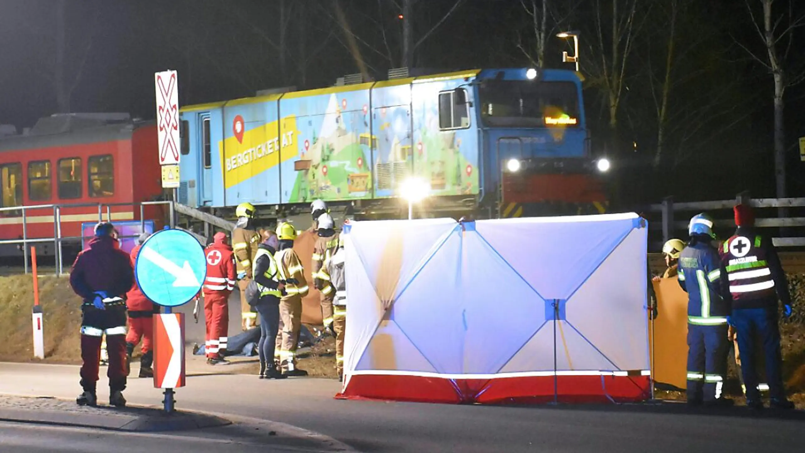 Ehepaar wollte Gefriertruhe über die Gleise tragen