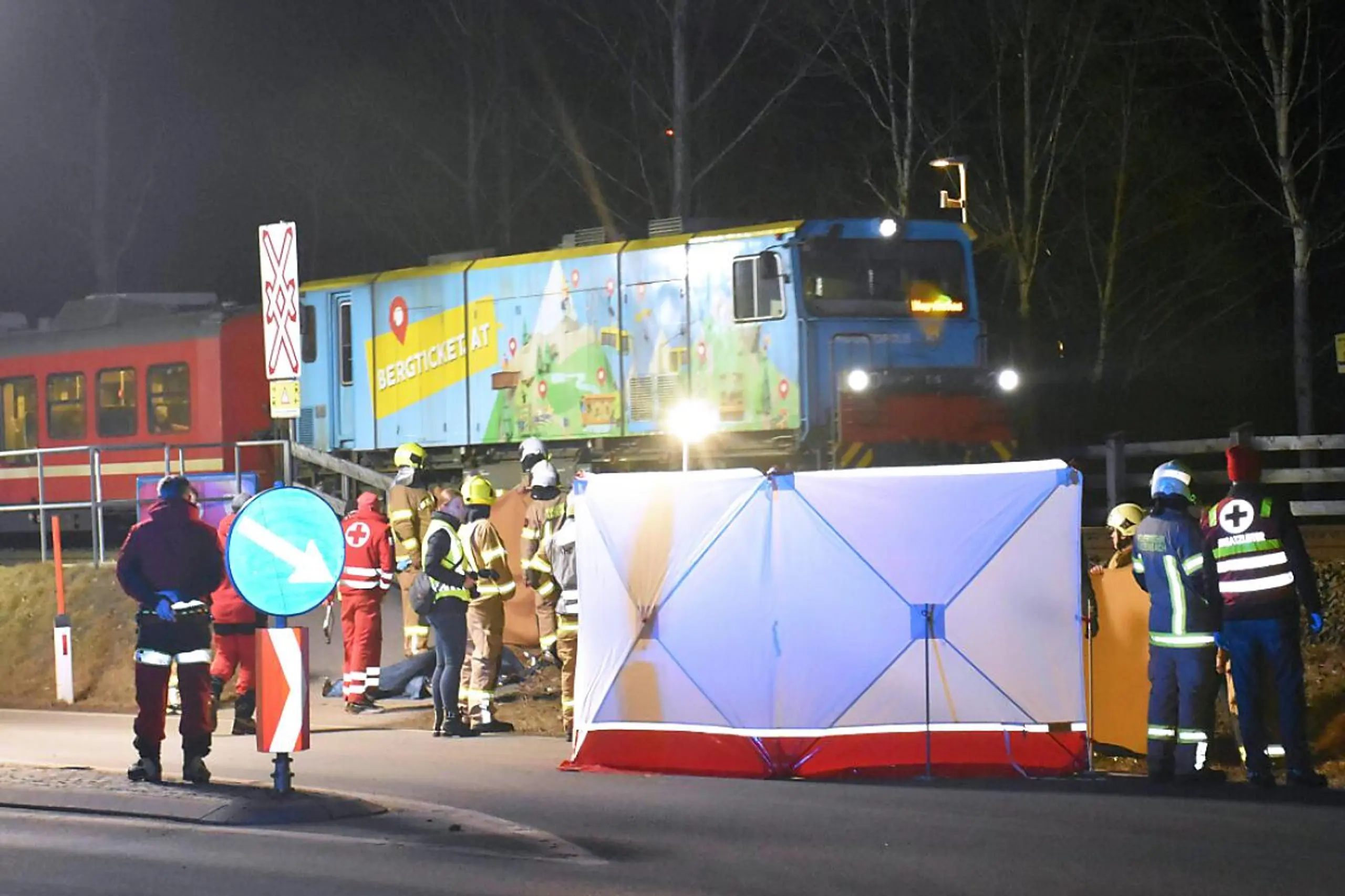 Ehepaar wollte Gefriertruhe über die Gleise tragen