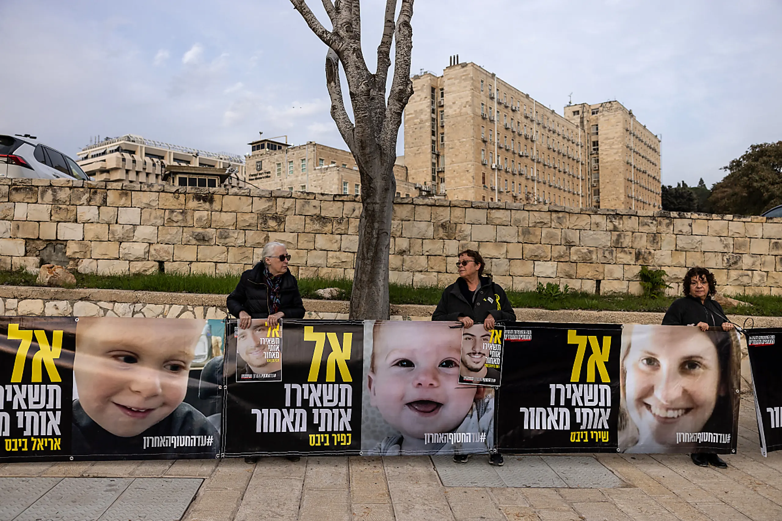 Plakate für die Freilassung von Ariel, Kfir und Shiri Bibas (v.l.n.r.)