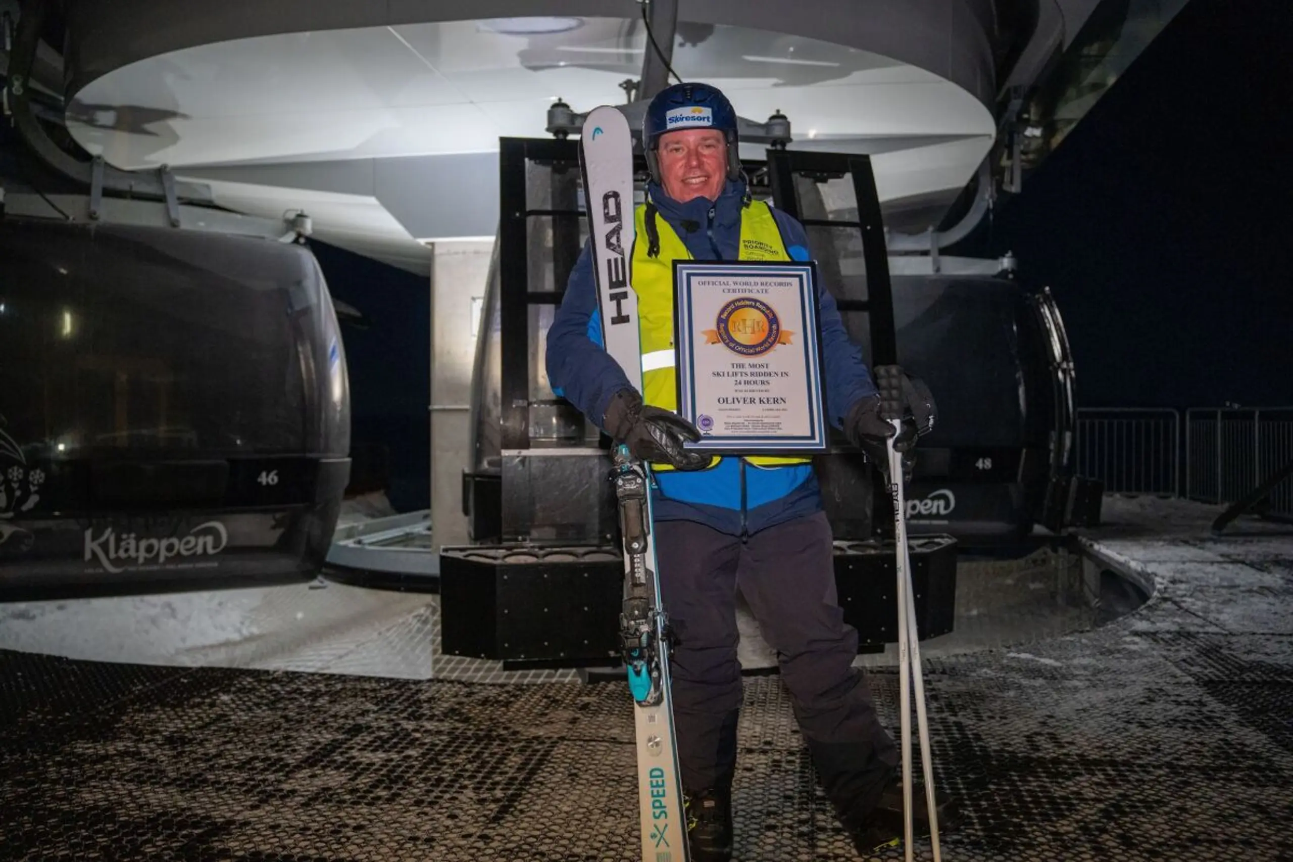 Oliver Kern am Ende eines langen Skitags mit seiner Rekord-Urkunde