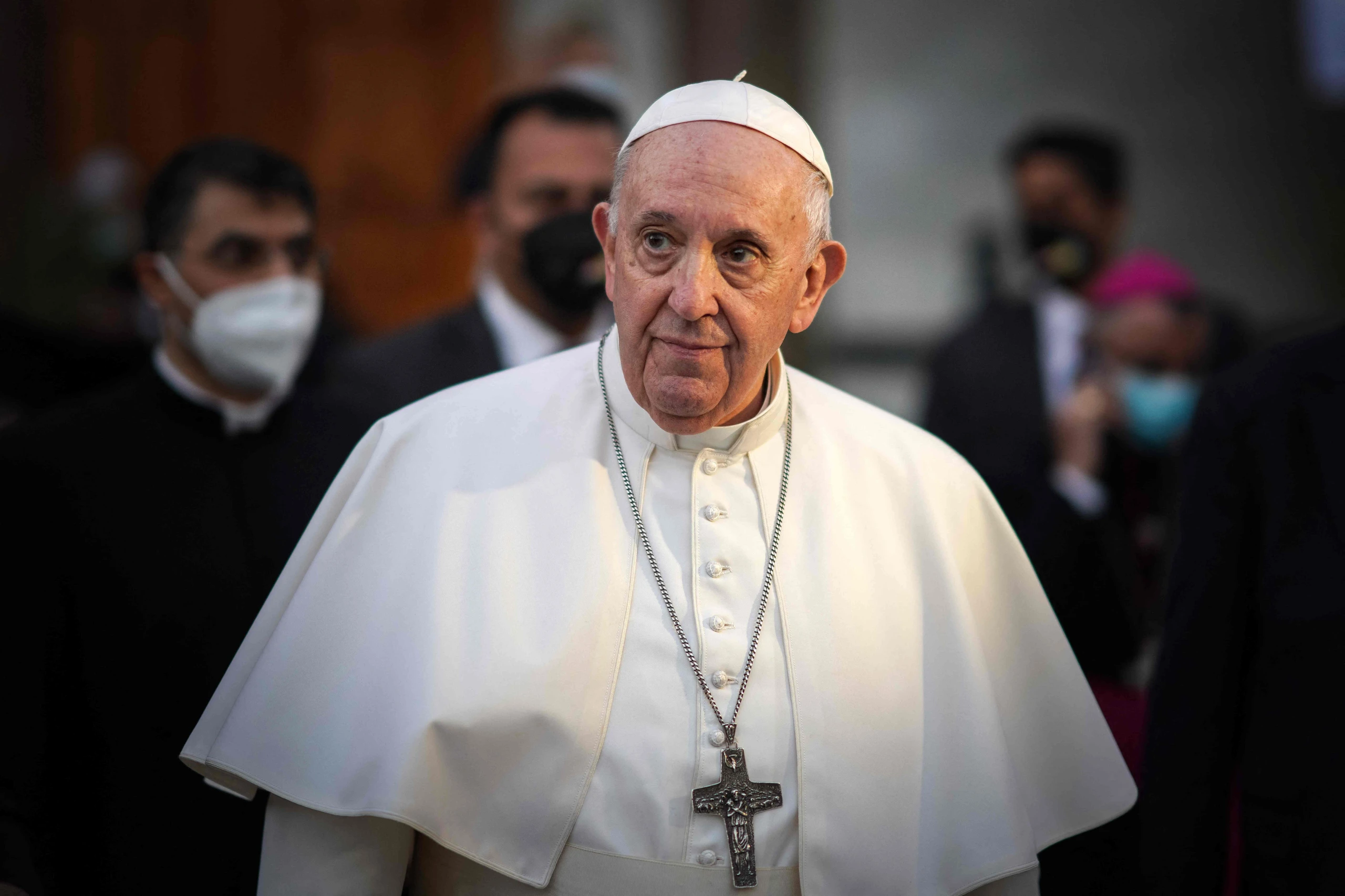 Papst Franziskus verlässt die syrisch-katholische Kathedrale Unserer Lieben Frau von der Rettung in Bagdad am 5. März 2021.  Sein Besuch war der erste Papstbesuch im Irak.  Er dankte den Geistlichen für ihre Unterstützung der irakischen Christen.
