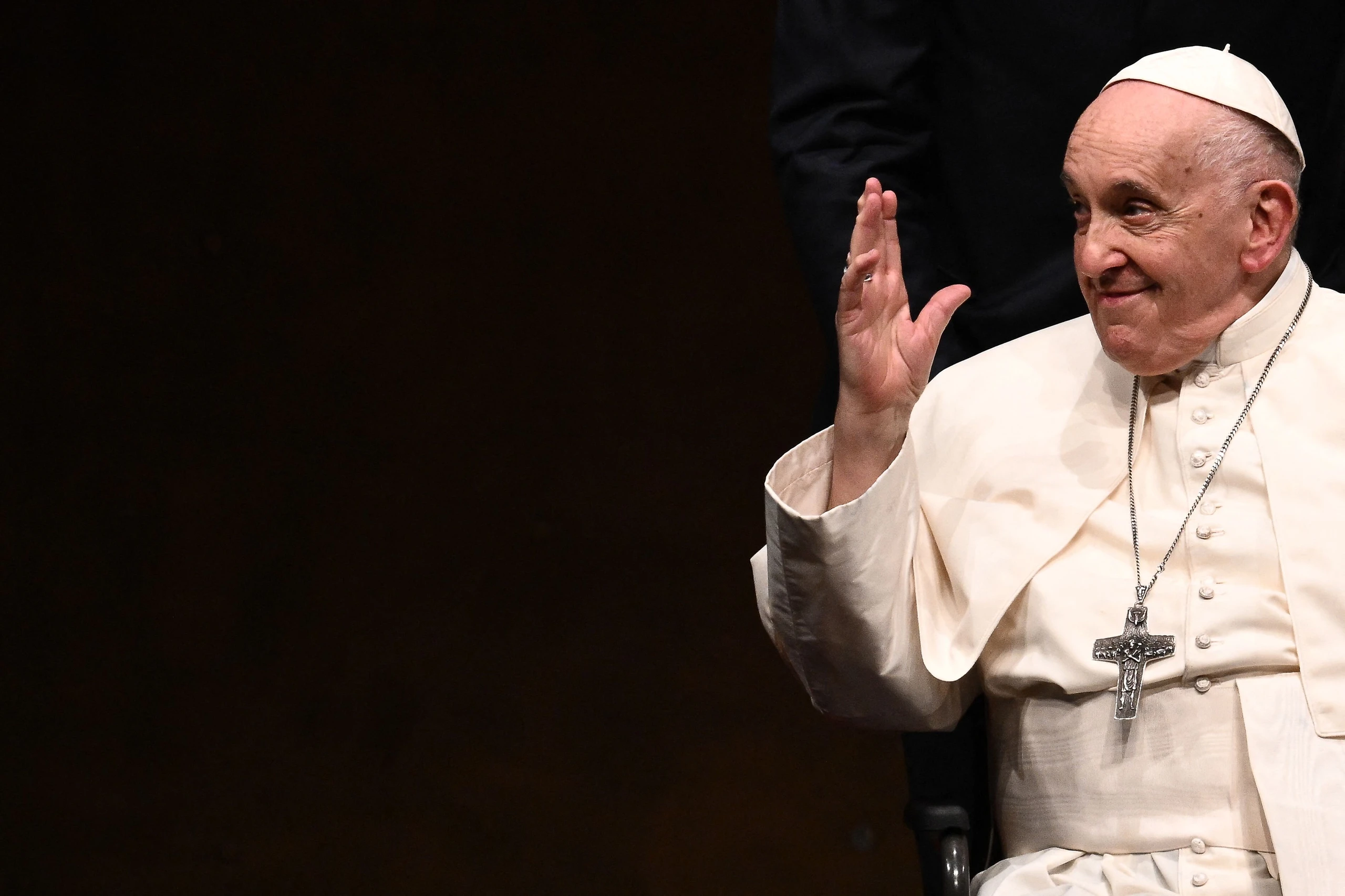 Papst Franziskus gestikuliert bei einem Treffen in Lissabon während seines Besuchs zum Weltjugendtag 2023.  Der 86-jährige Papst unterzog sich kürzlich einer Operation, lässt sich aber nicht aufhalten.