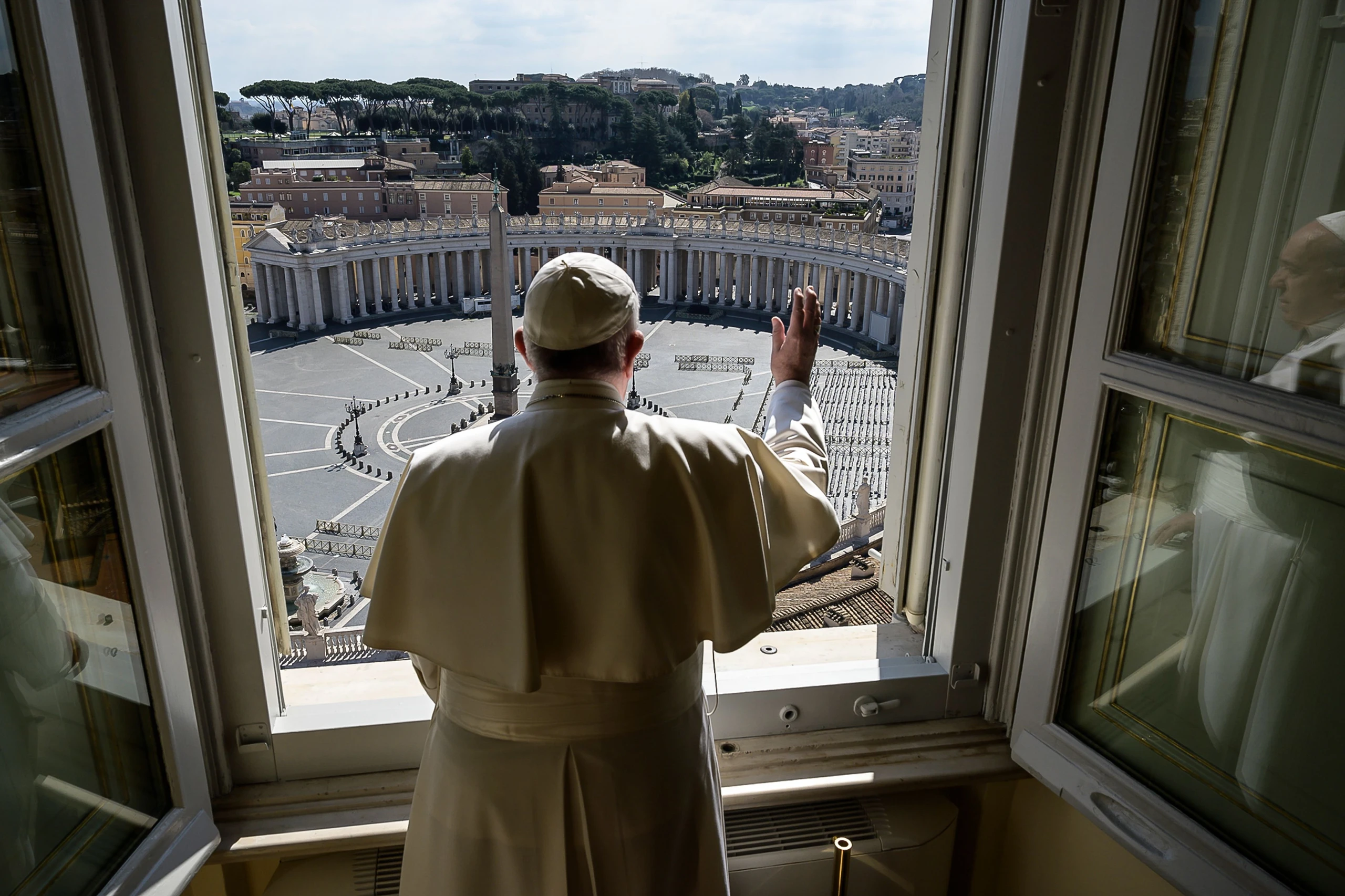 Papst Franziskus segnet den leeren Petersplatz im Vatikan nach seinem Angelusgebet am 15. März 2020. Osterwoche-Feiern ohne Gläubige wegen Coronavirus.