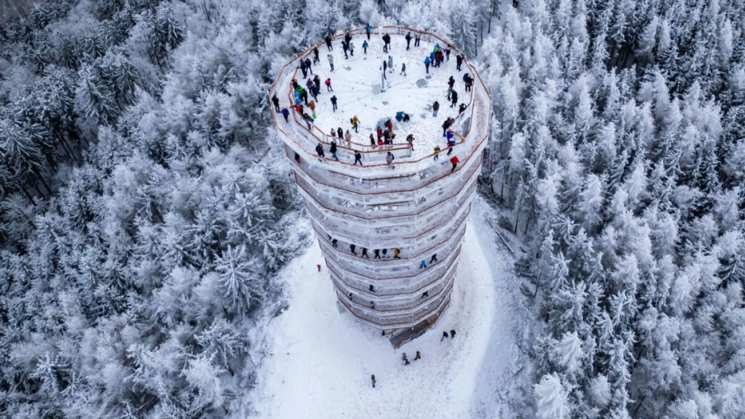 Der neue Aussichtsturm ist zu Fuß oder über einen Sessellift erreichbar