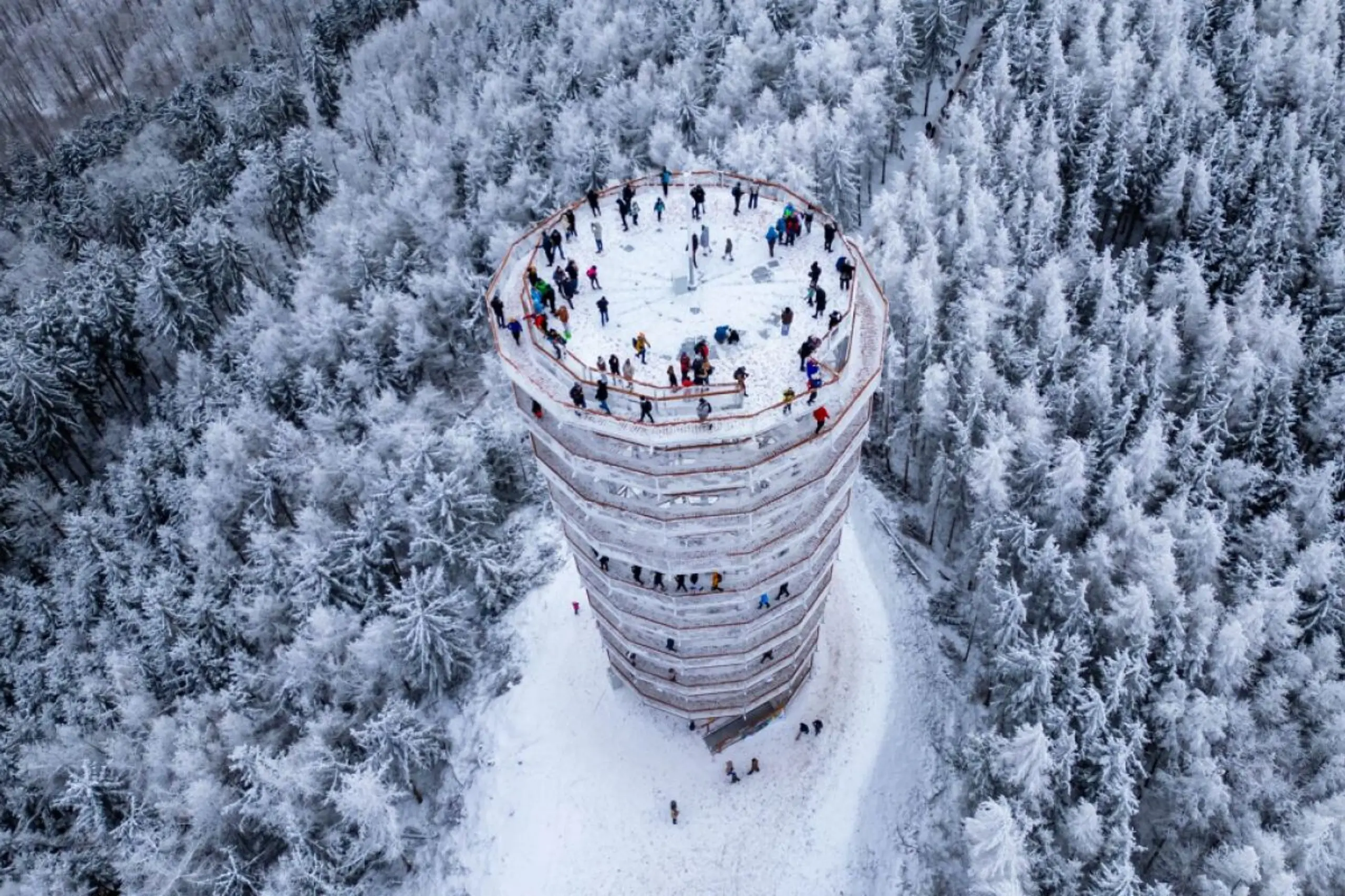 Der neue Aussichtsturm ist zu Fuß oder über einen Sessellift erreichbar