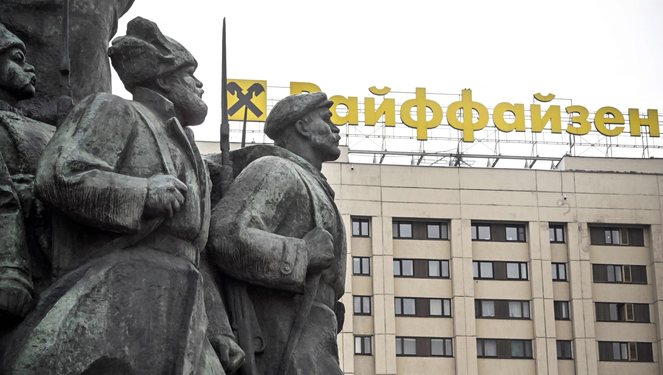 Pharmafirma verklagt Raiffeisen-Tochter in Russland