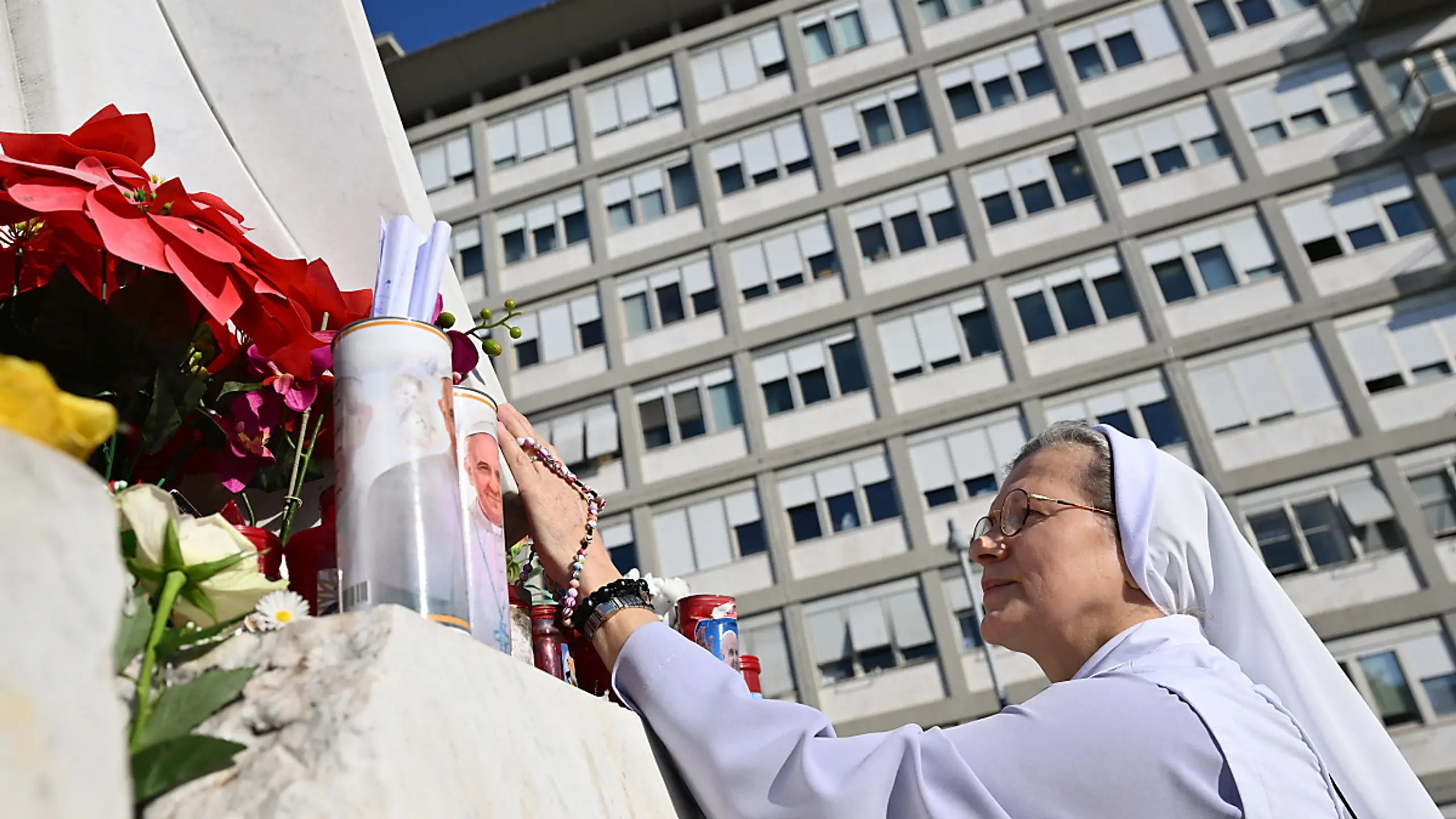 Eine Nonne  vor der Gemelli-Klinik