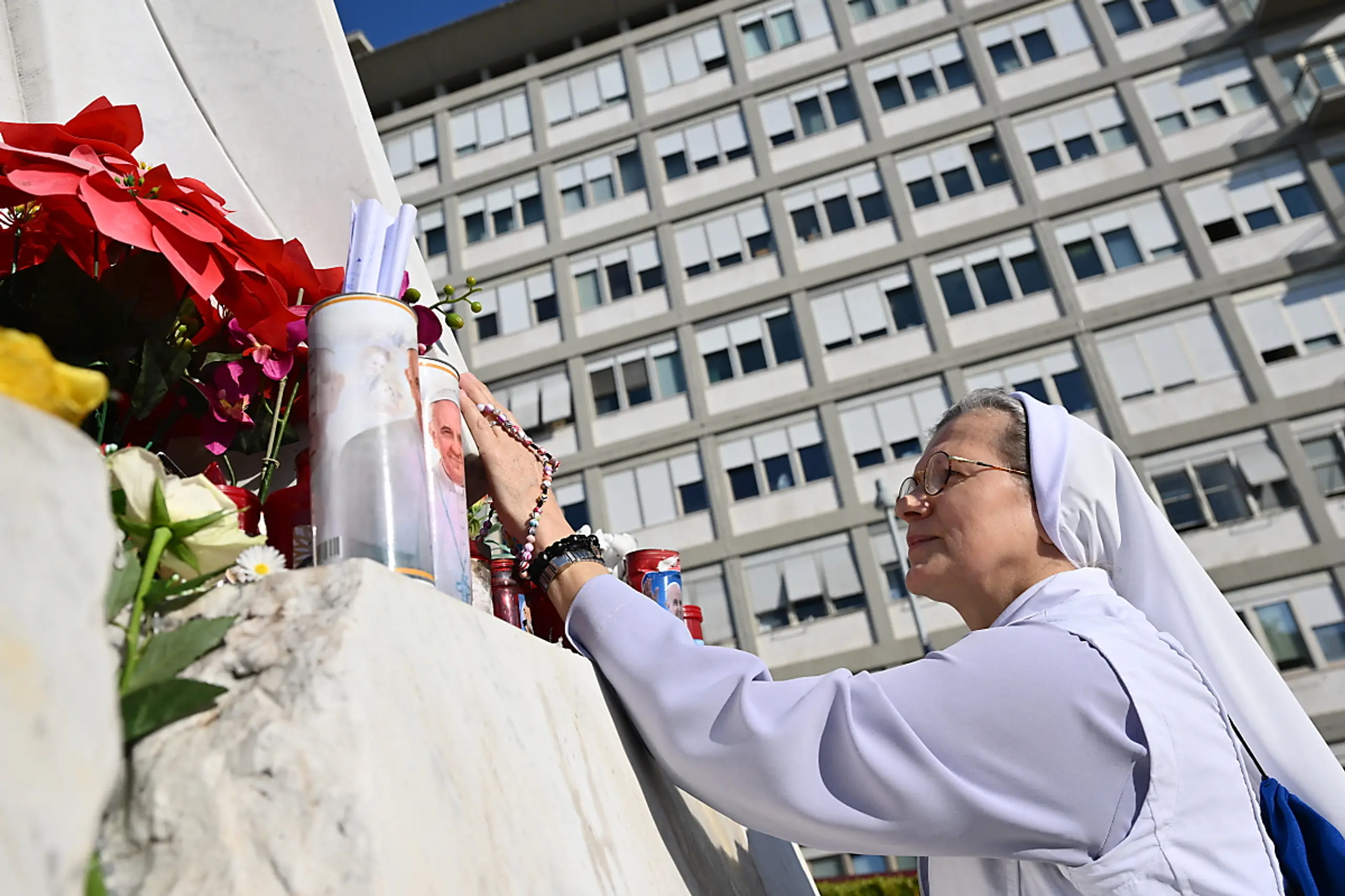 Eine Nonne  vor der Gemelli-Klinik