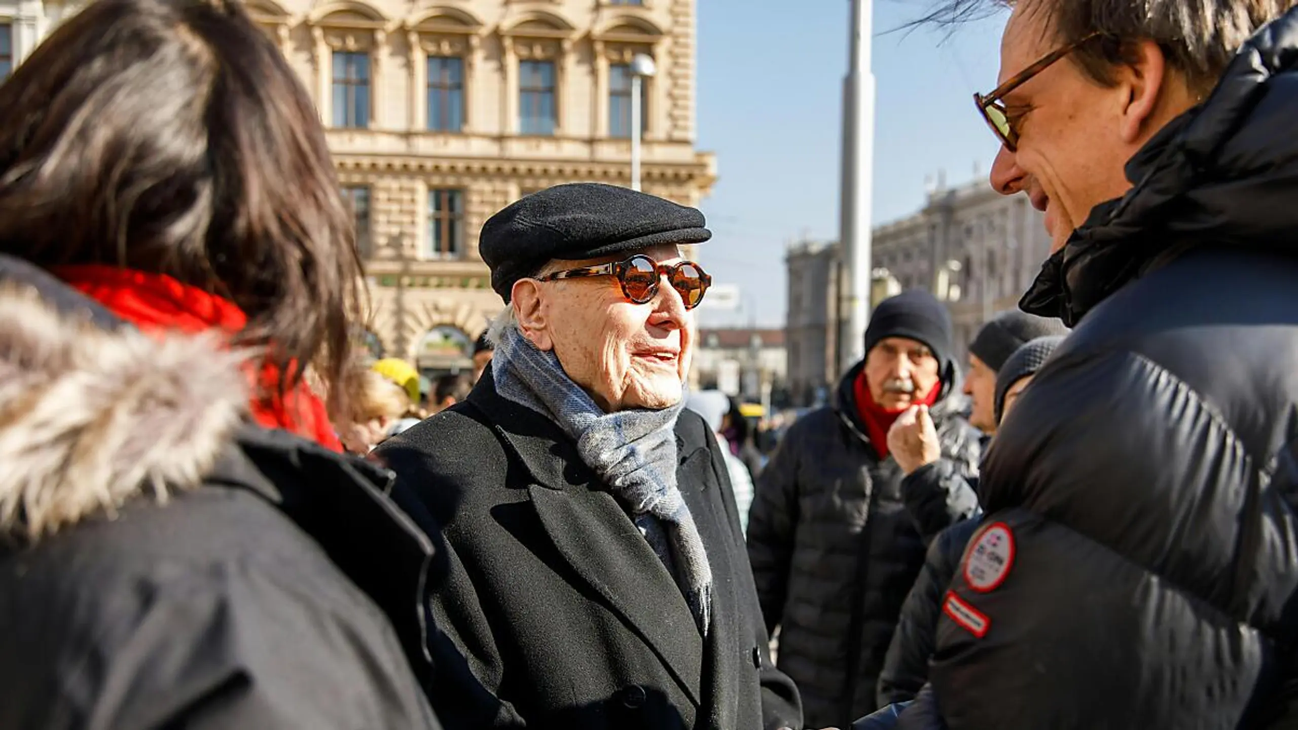 Der Jubilar höchstpersönlich eröffnete die Aktion vor dem Volkstheater