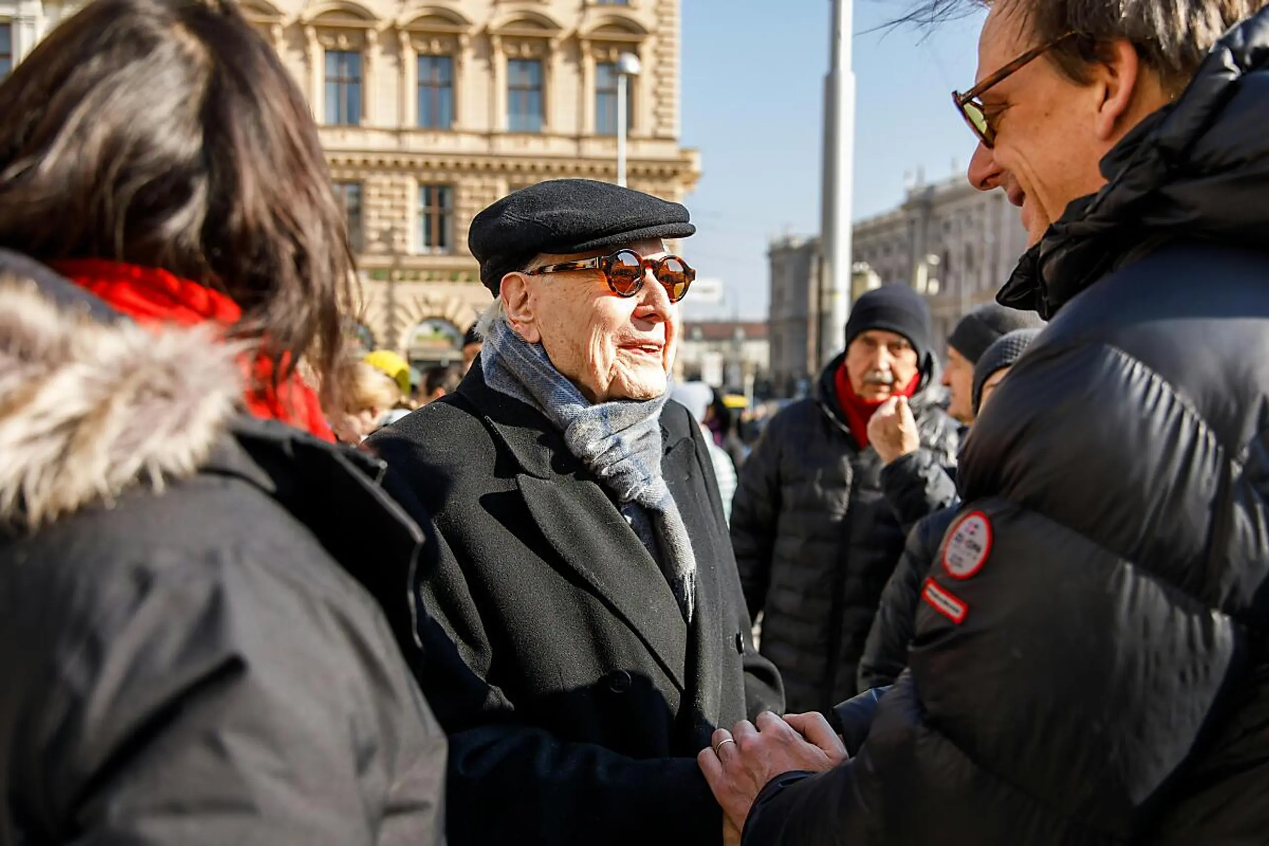 Der Jubilar höchstpersönlich eröffnete die Aktion vor dem Volkstheater