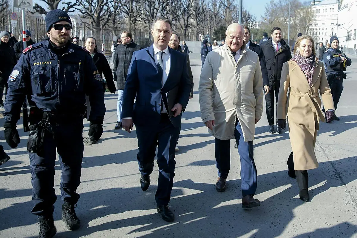 SPÖ, ÖVP und NEOS arbeiten an Regierungsprogramm