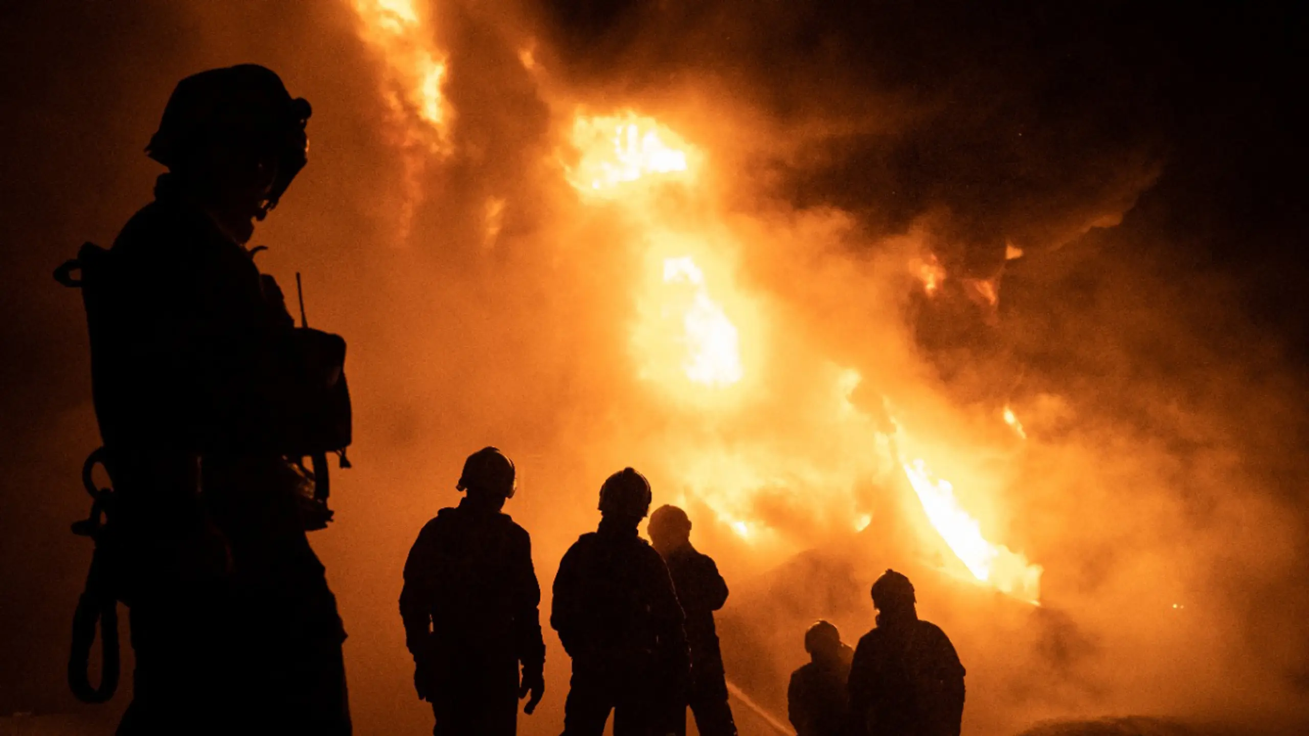 Immer wieder brechen wegen der Kämpfe große Feuer aus